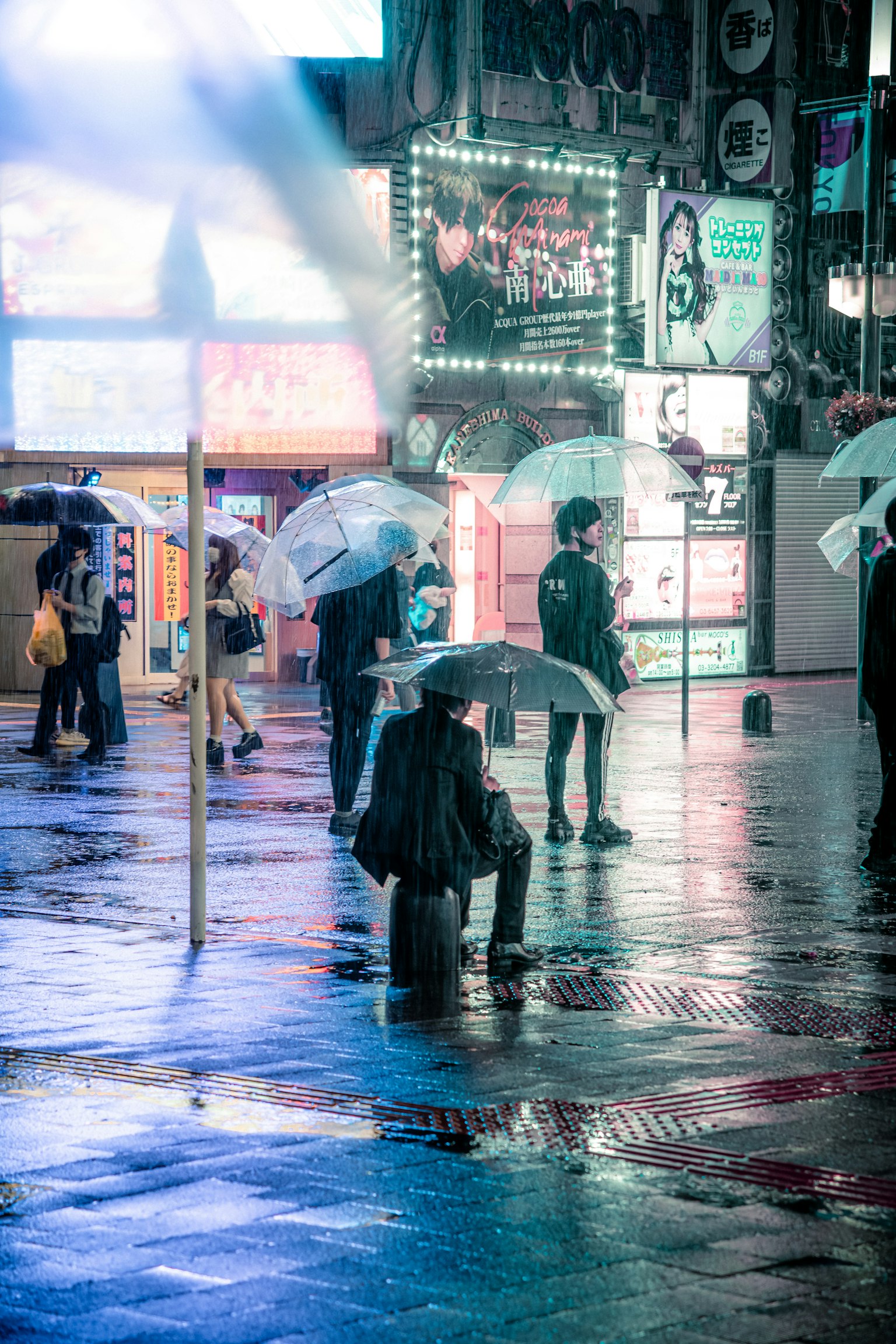 雨中拿着伞的人们的城市景象