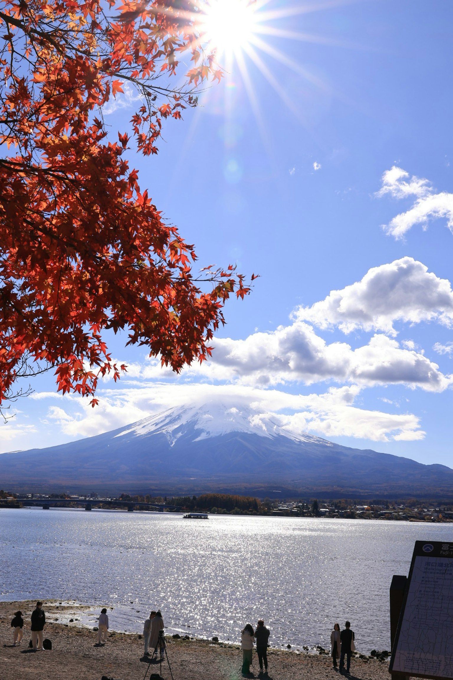 Vista del lago con il Monte Fuji e il fogliame autunnale