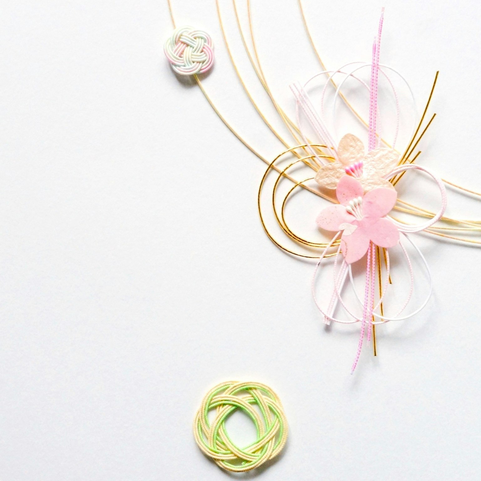一件藝術作品，展現了柔和色彩的精緻花朵和裝飾性絲帶
