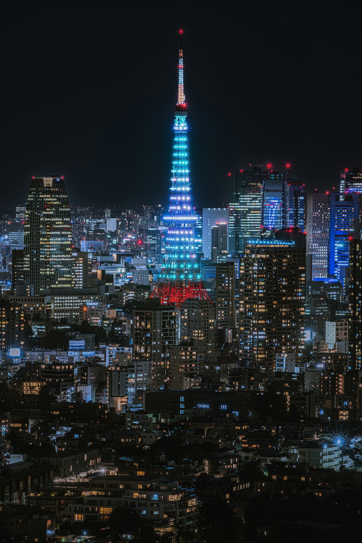 东京塔在夜晚被蓝色和红色灯光照亮的城市风景