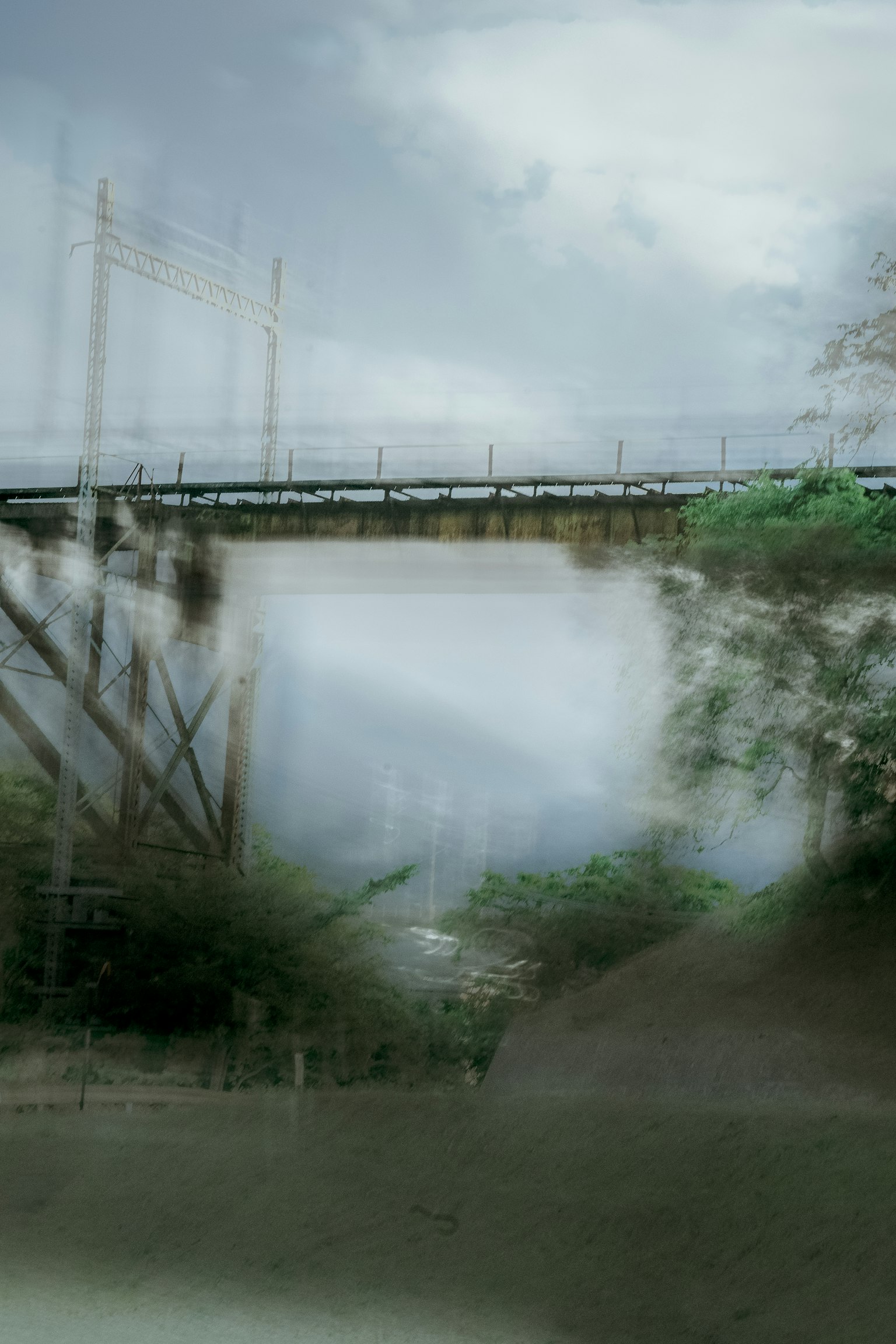 Nebelbrücke über einem Fluss mit üppigem Grün