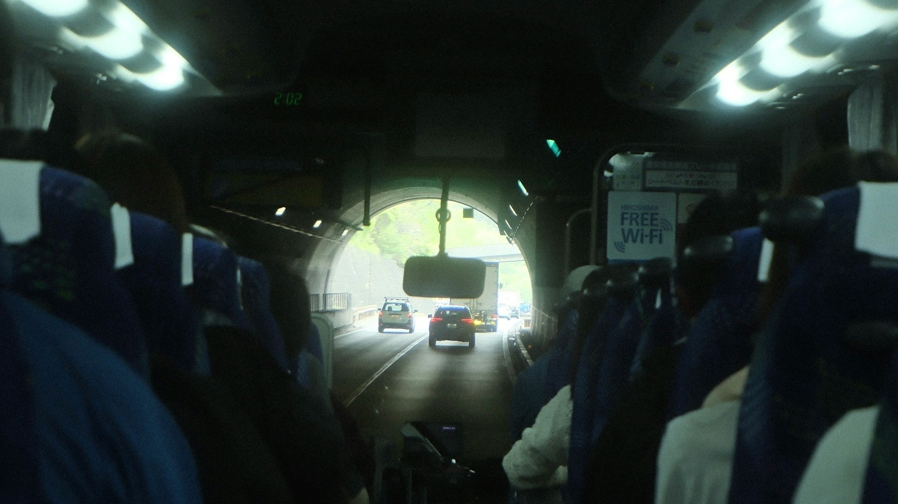 トンネル内の車内から見た対向車と乗客のシルエット