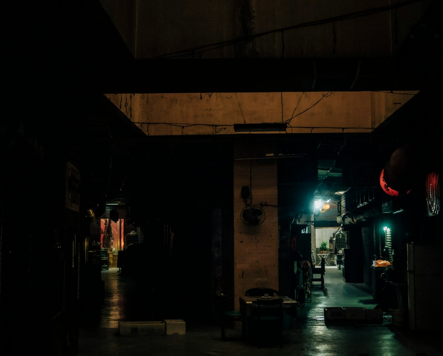 Hành lang mờ ánh sáng với cửa hàng và biển hiệu phát sáng