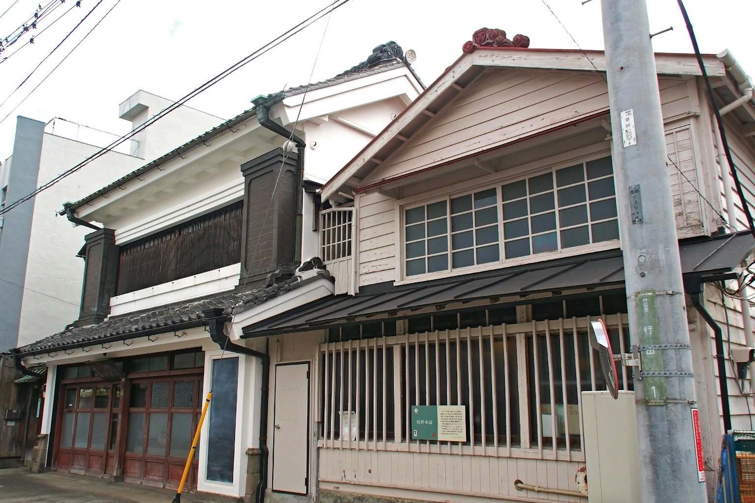 Traditionelle japanische Gebäude nebeneinander