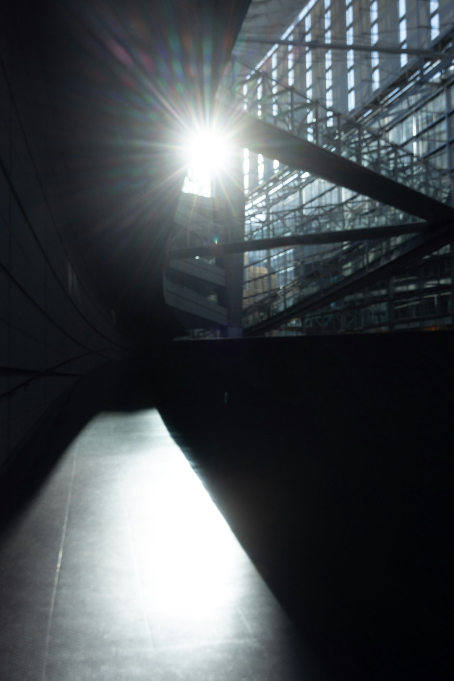 Interno di un edificio moderno con luce solare che filtra attraverso il vetro