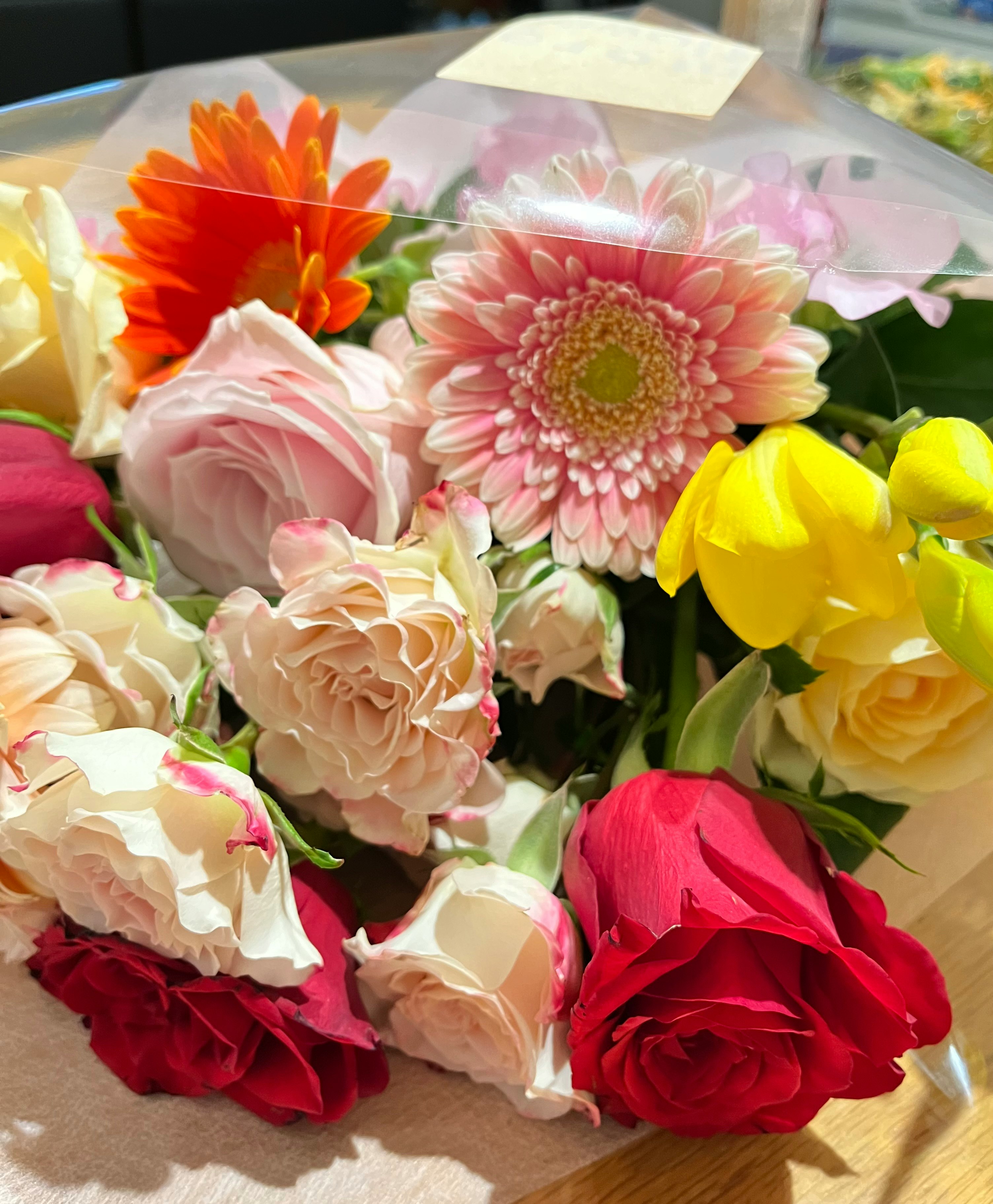 春の花束の色とりどりの花が包まれたギフト