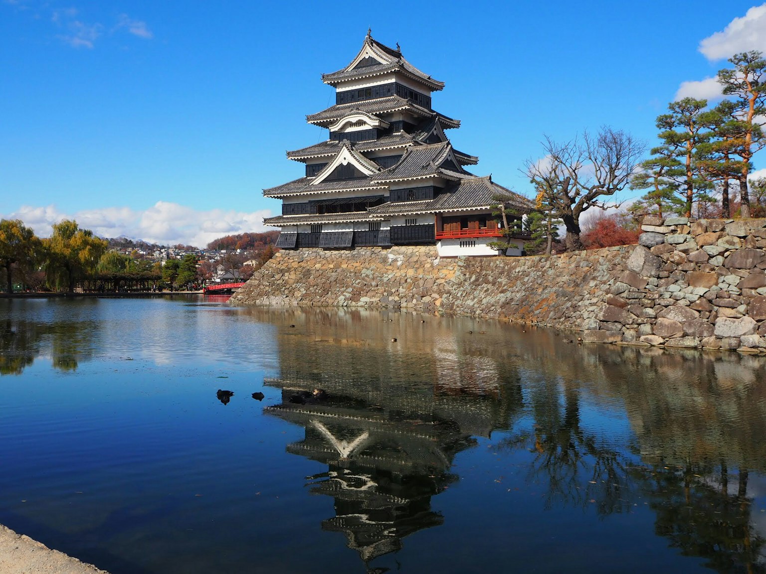 Pemandangan indah Kastil Matsumoto dengan refleksi
