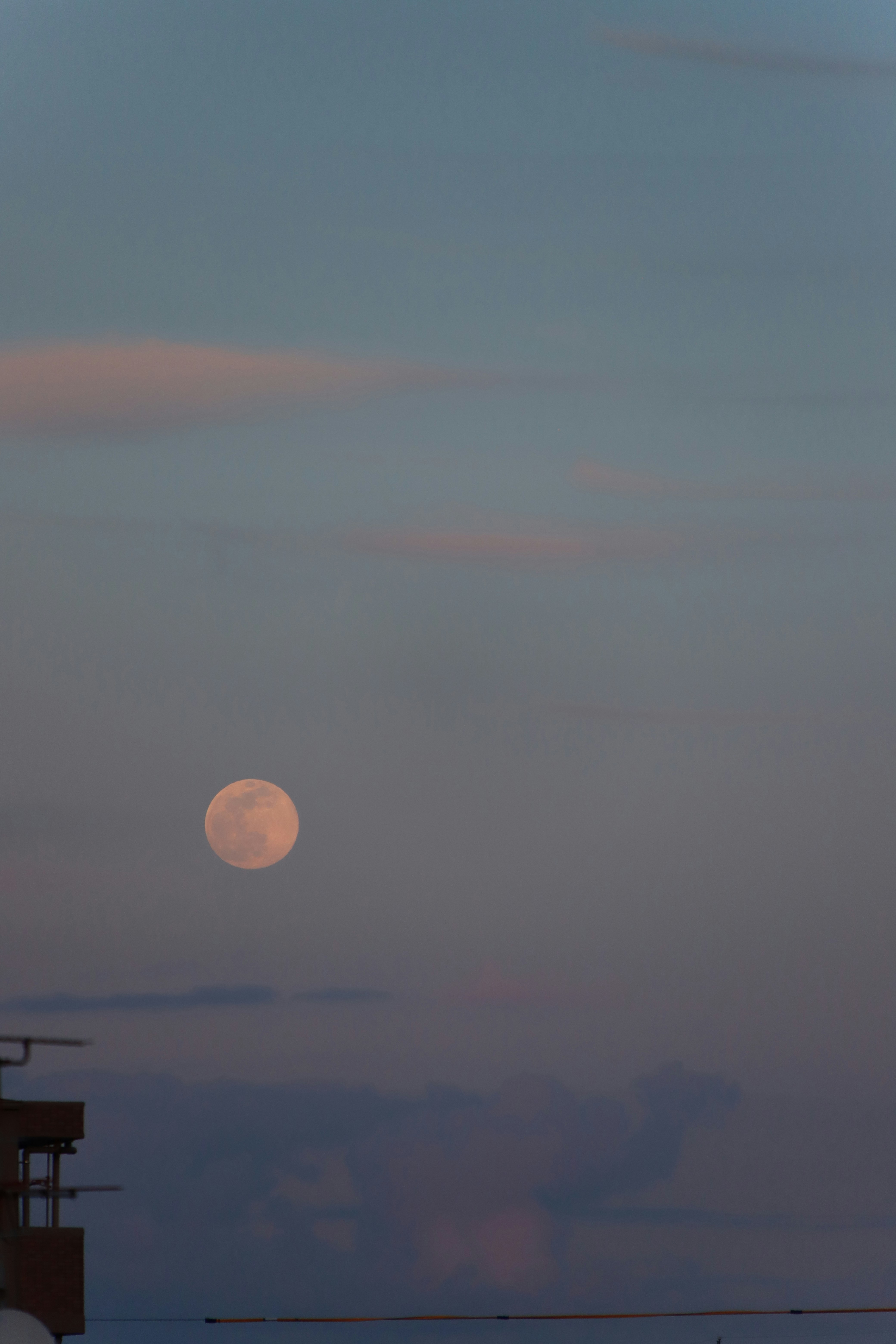 la lune au-dessus de l’horizon au crépuscule