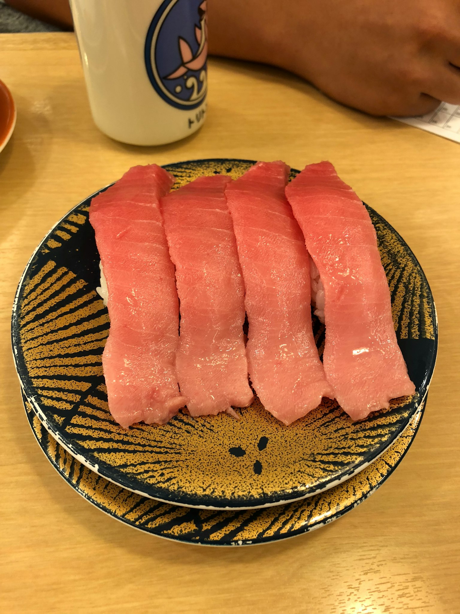 장식된 접시에 놓인 신선한 참치 스시 네 조각