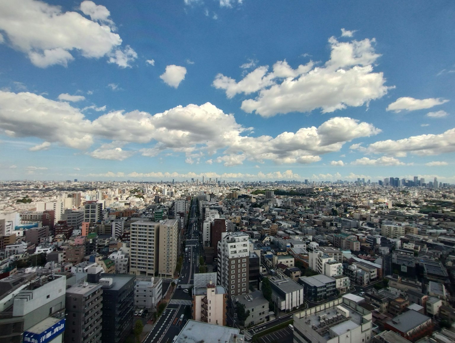 Vista panoramica dello skyline di Tokyo con cielo blu e nuvole soffici
