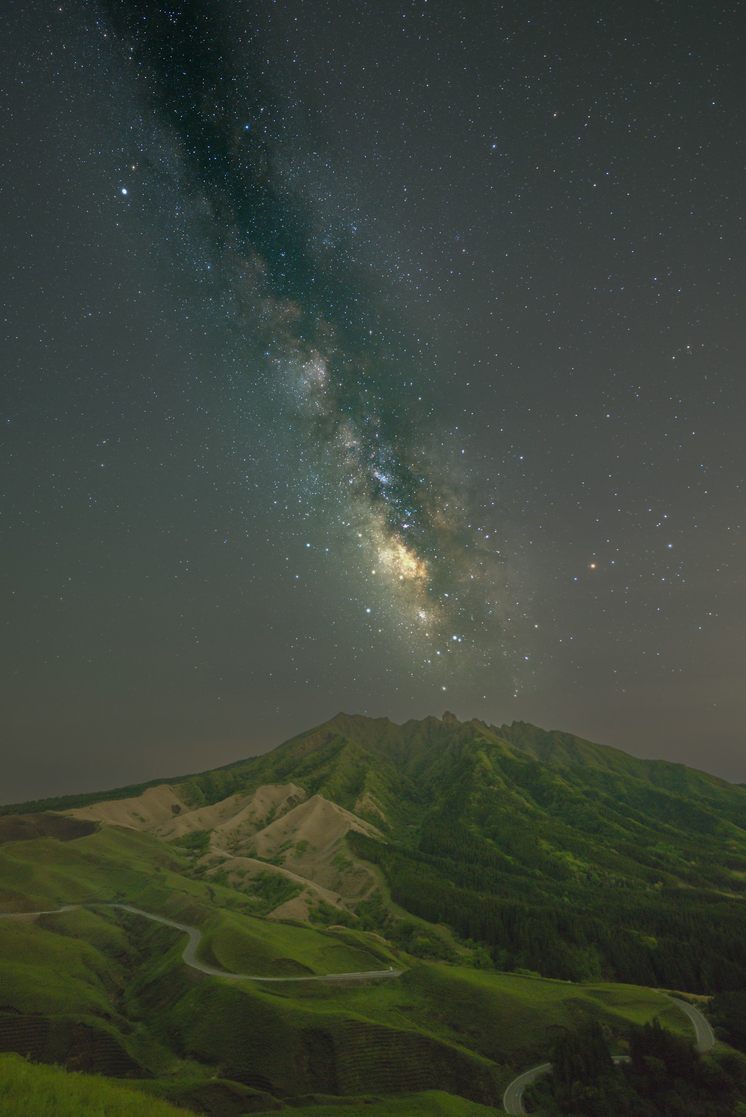 星空下綠丘與銀河的壯麗景色