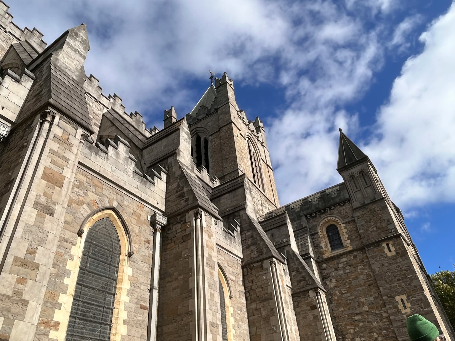 Esterno maestoso della cattedrale con cielo blu e nuvole muri in pietra e guglie