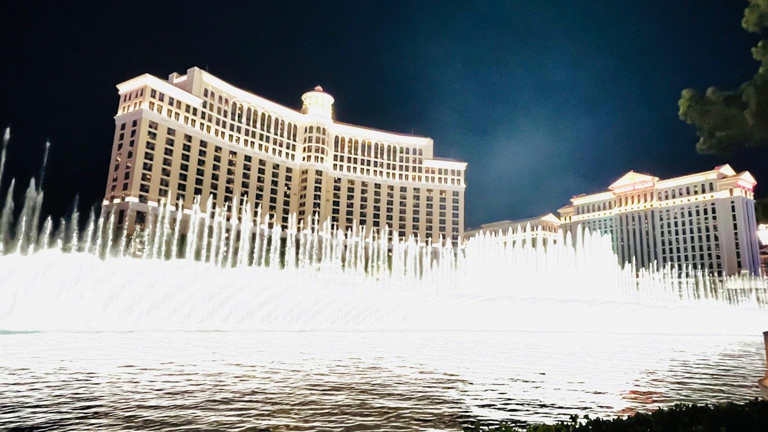 貝拉吉奧噴泉秀的夜景與照亮的建築