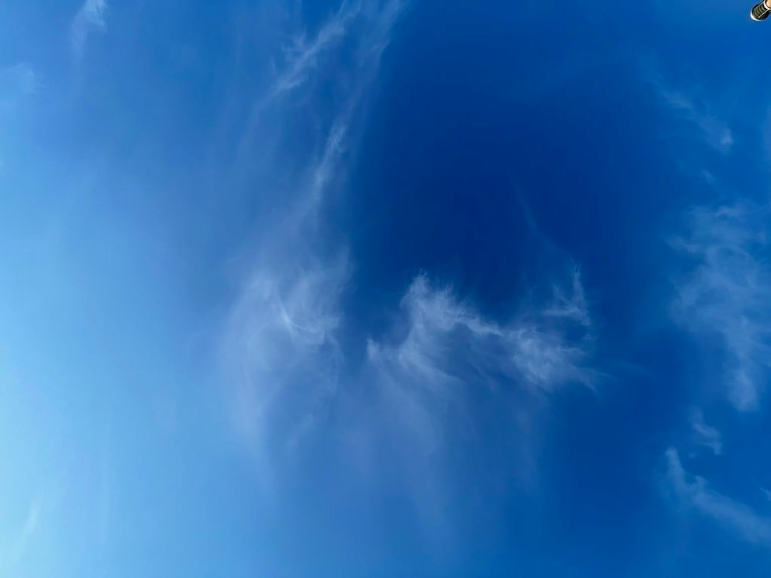 Ampio cielo blu con nuvole sottili