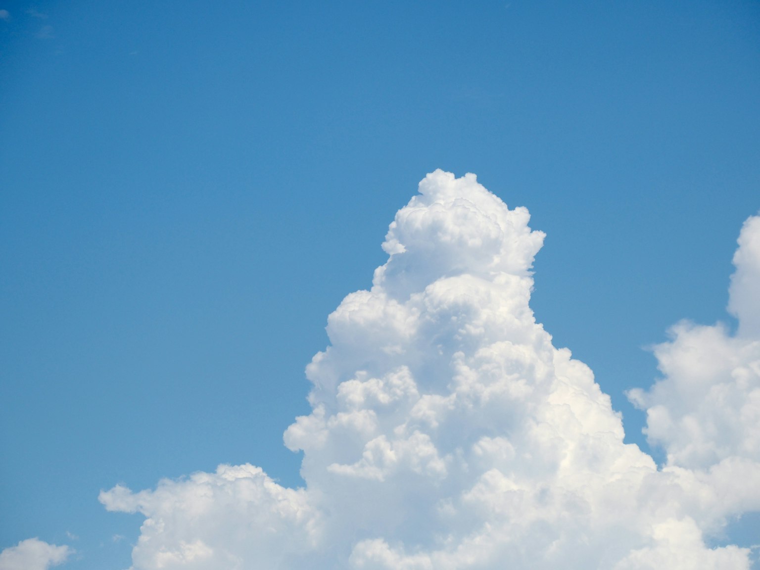 Gumpalan awan putih lembut di langit biru cerah
