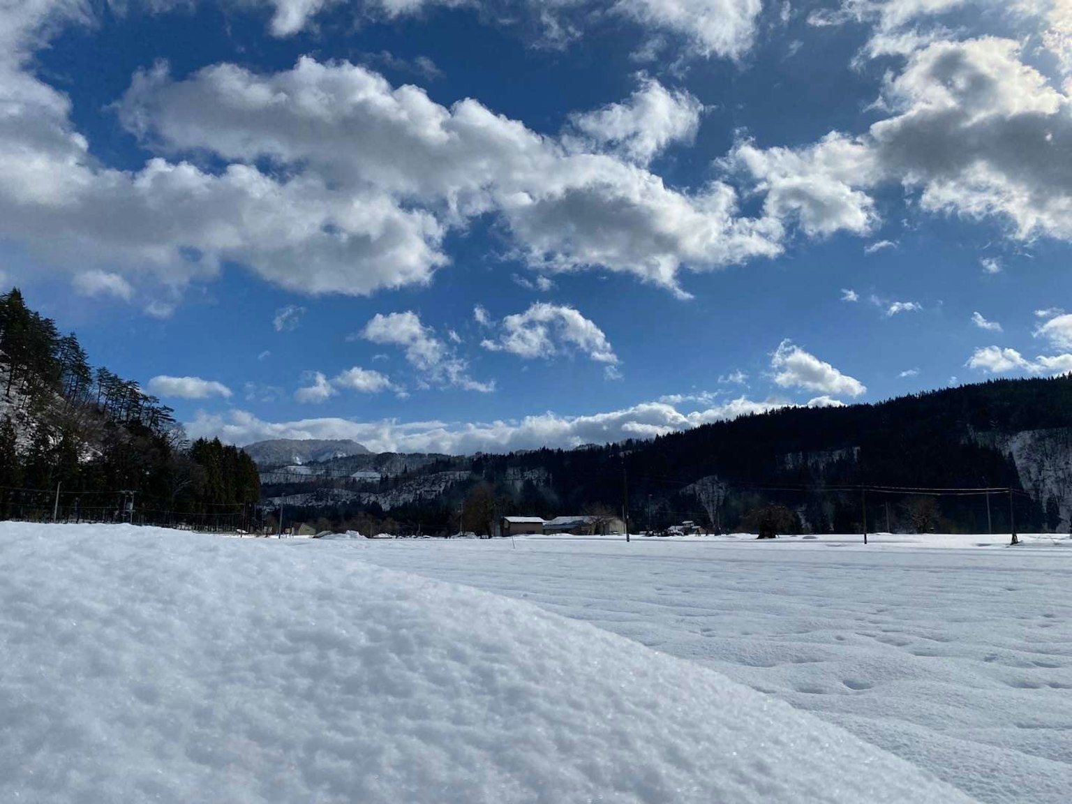 雪覆蓋的風景與藍天上的雲