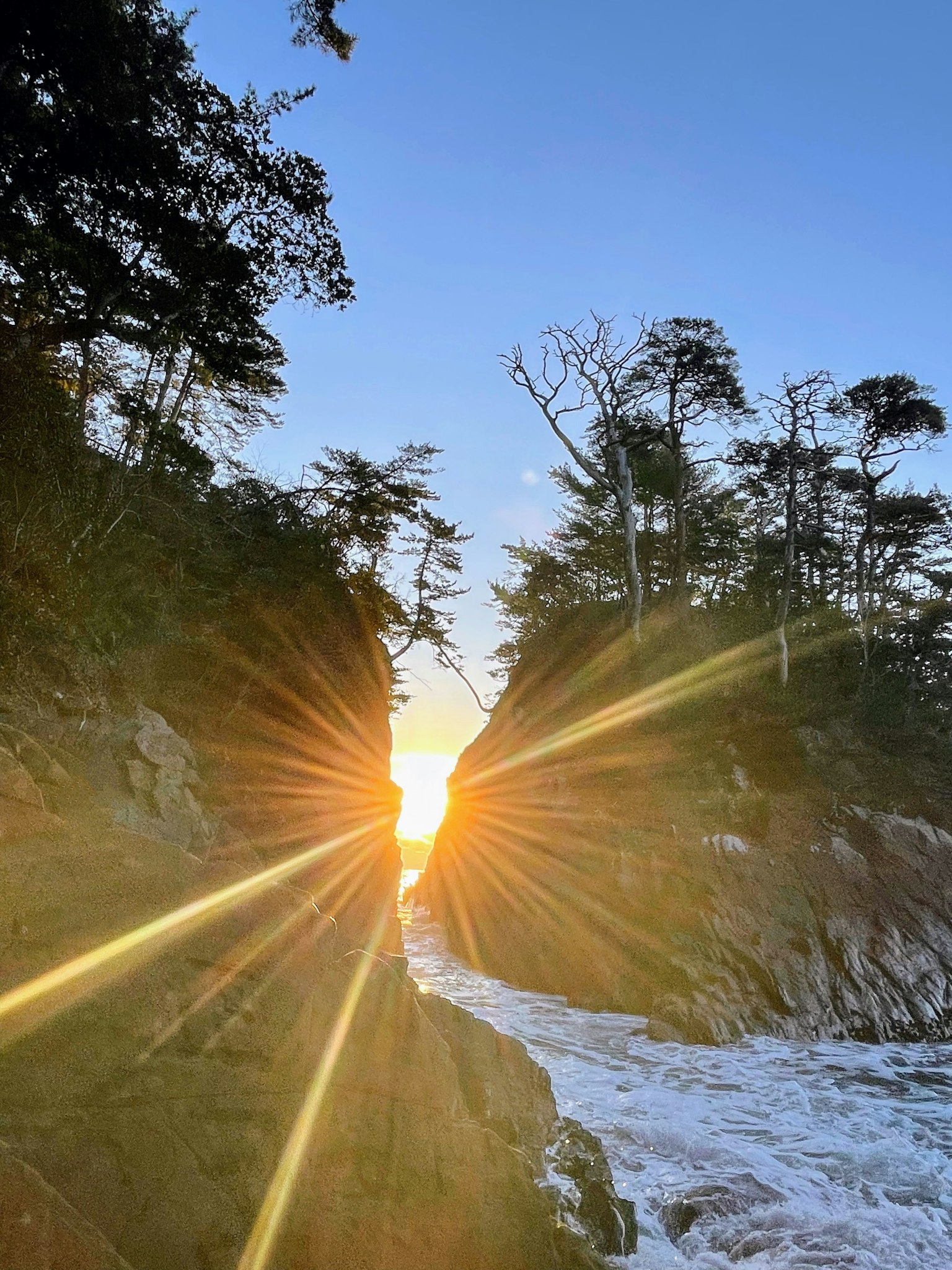 Vue magnifique du coucher de soleil à travers des falaises rocheuses