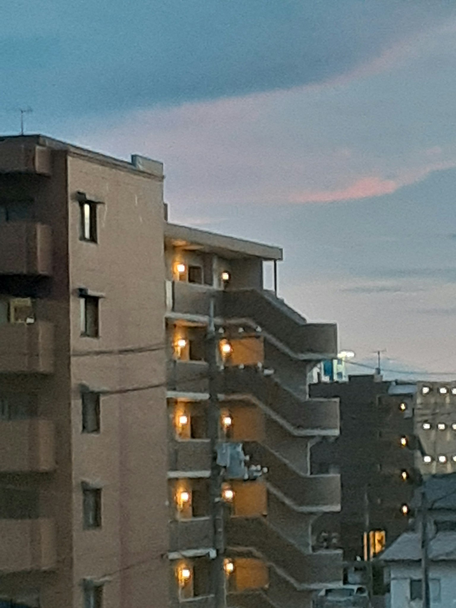 황혼에 아파트 건물 외관과 계단