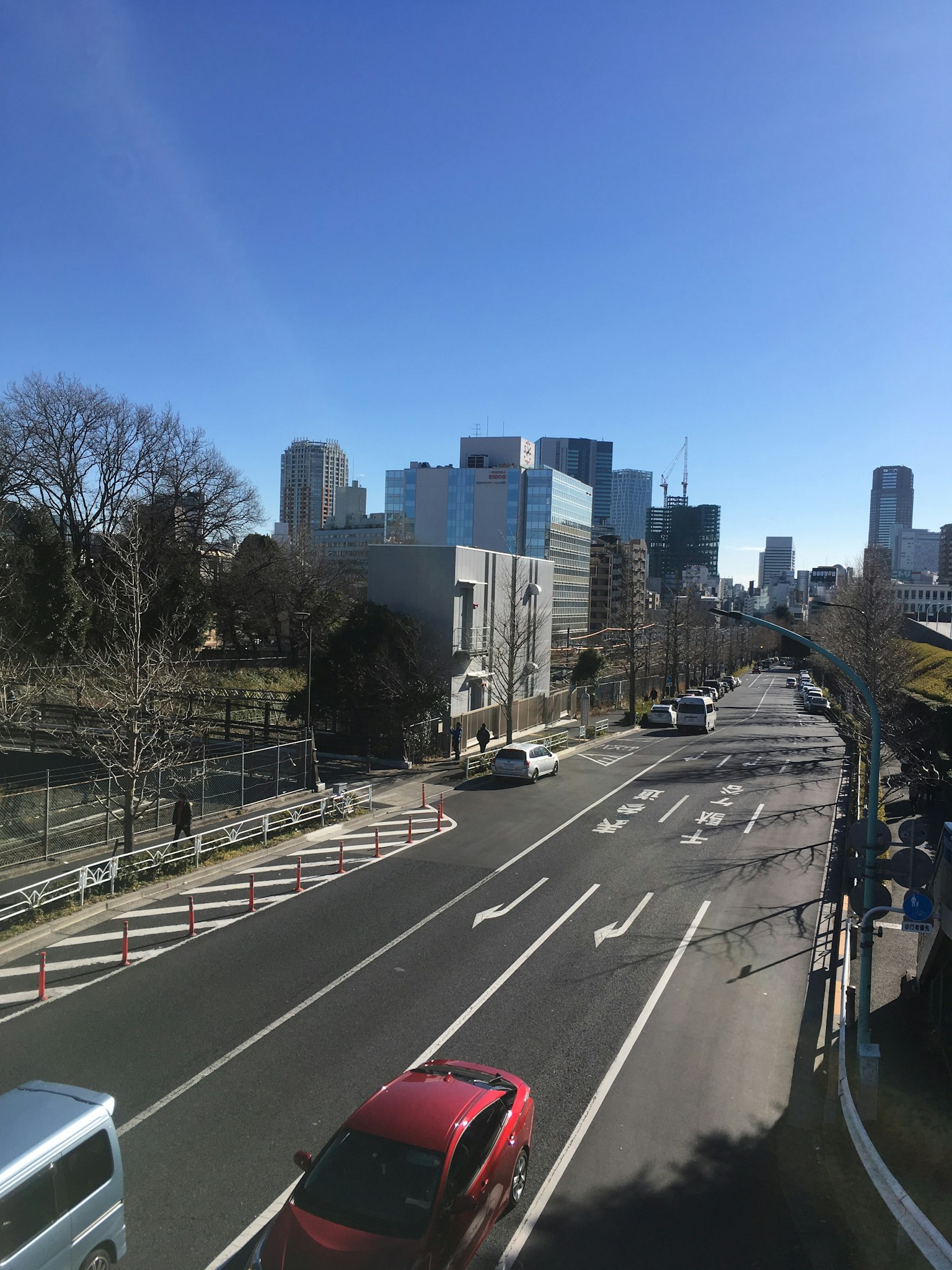 Paisaje urbano de Tokio con cielo azul y escena de tráfico