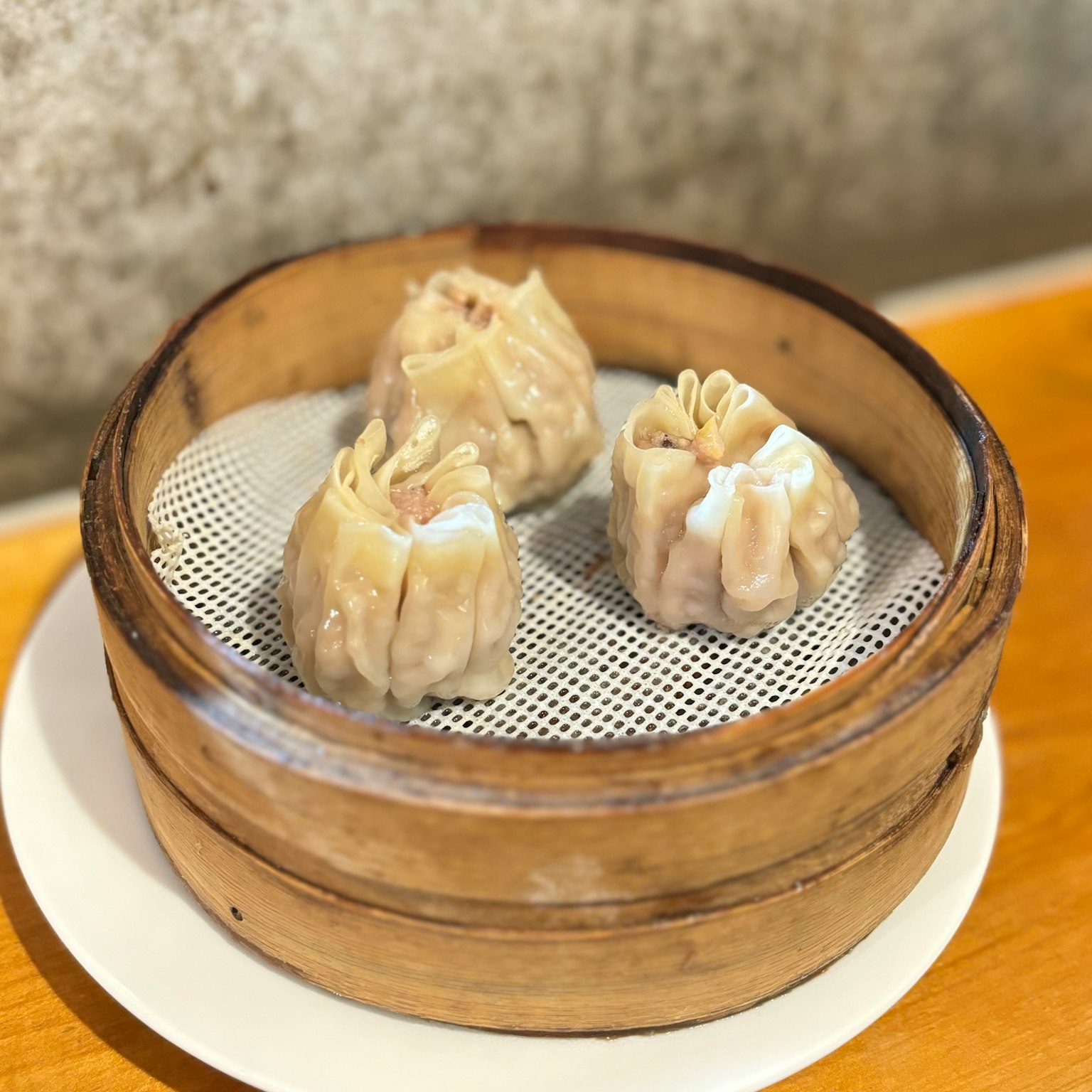 三個燒賣在竹蒸籠裡