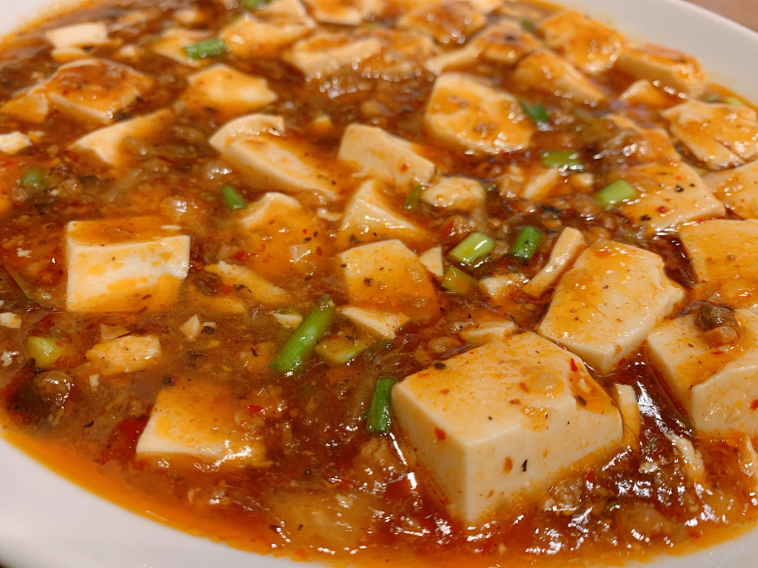 Hidangan tahu dalam saus pedas dengan daun bawang