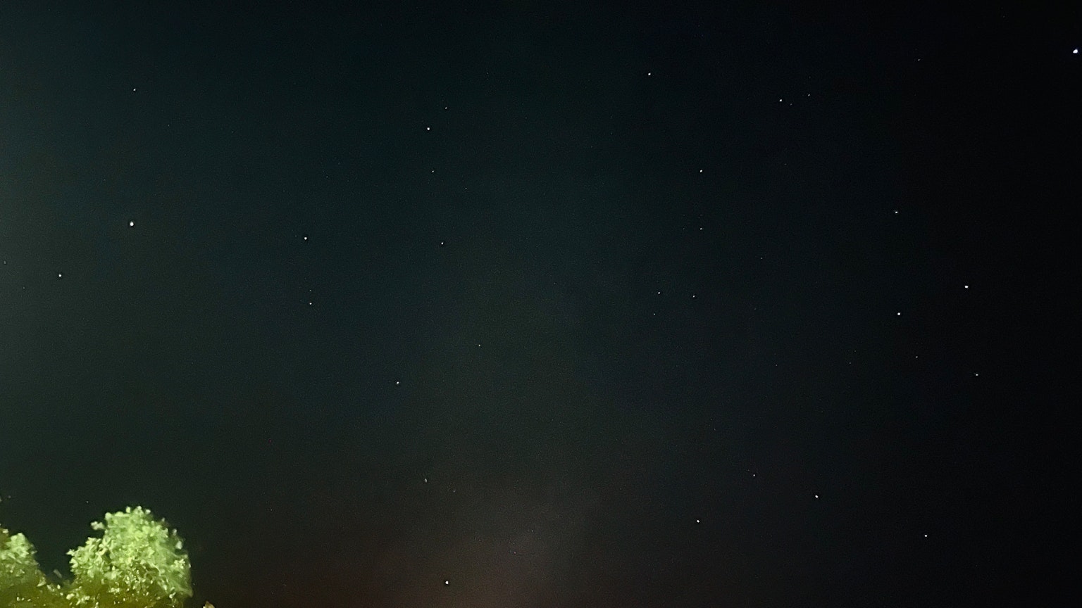 星空與樹木輪廓的夜景