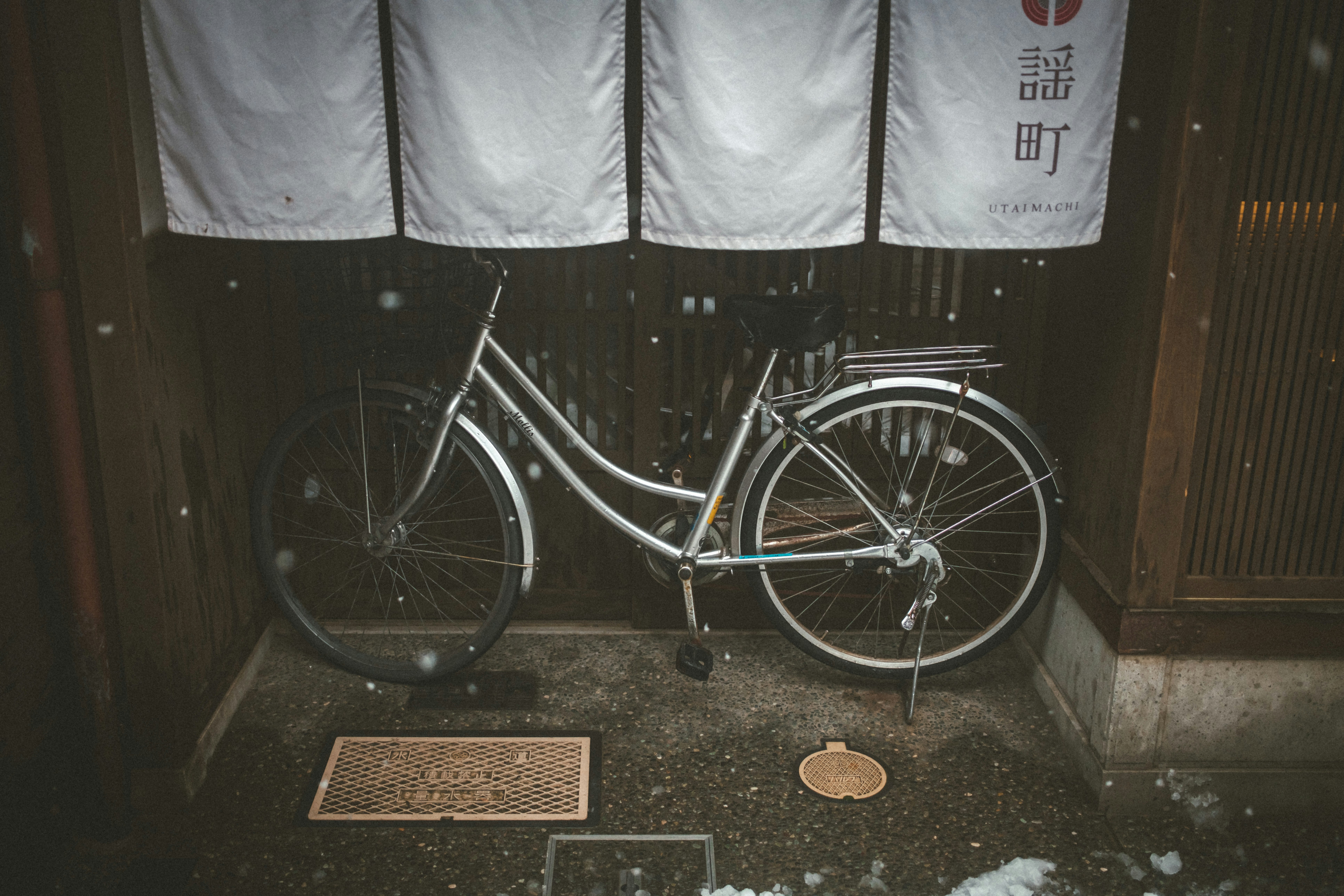 路地の壁際に停まる自転車