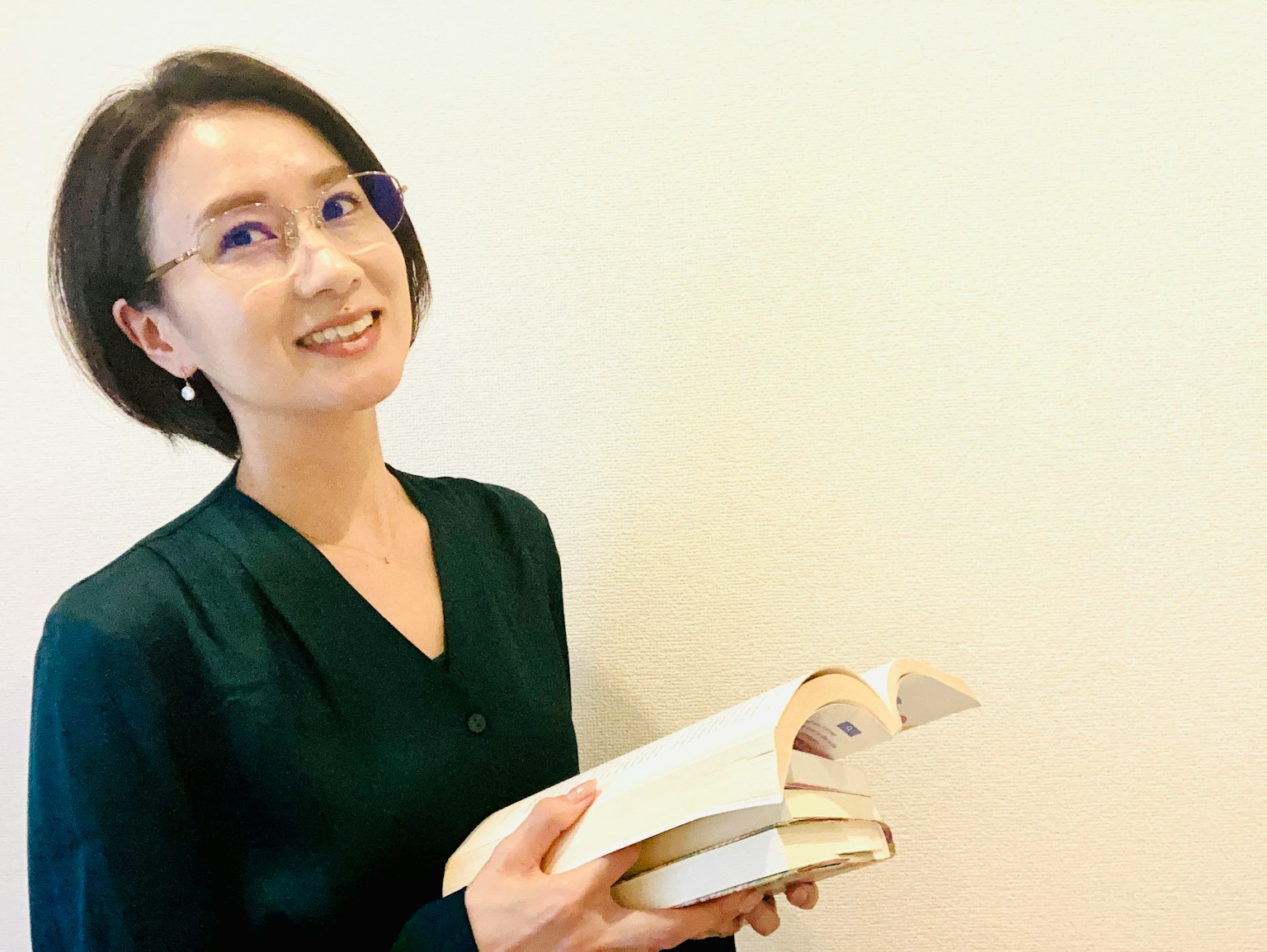 Chân dung người phụ nữ mỉm cười cầm sách