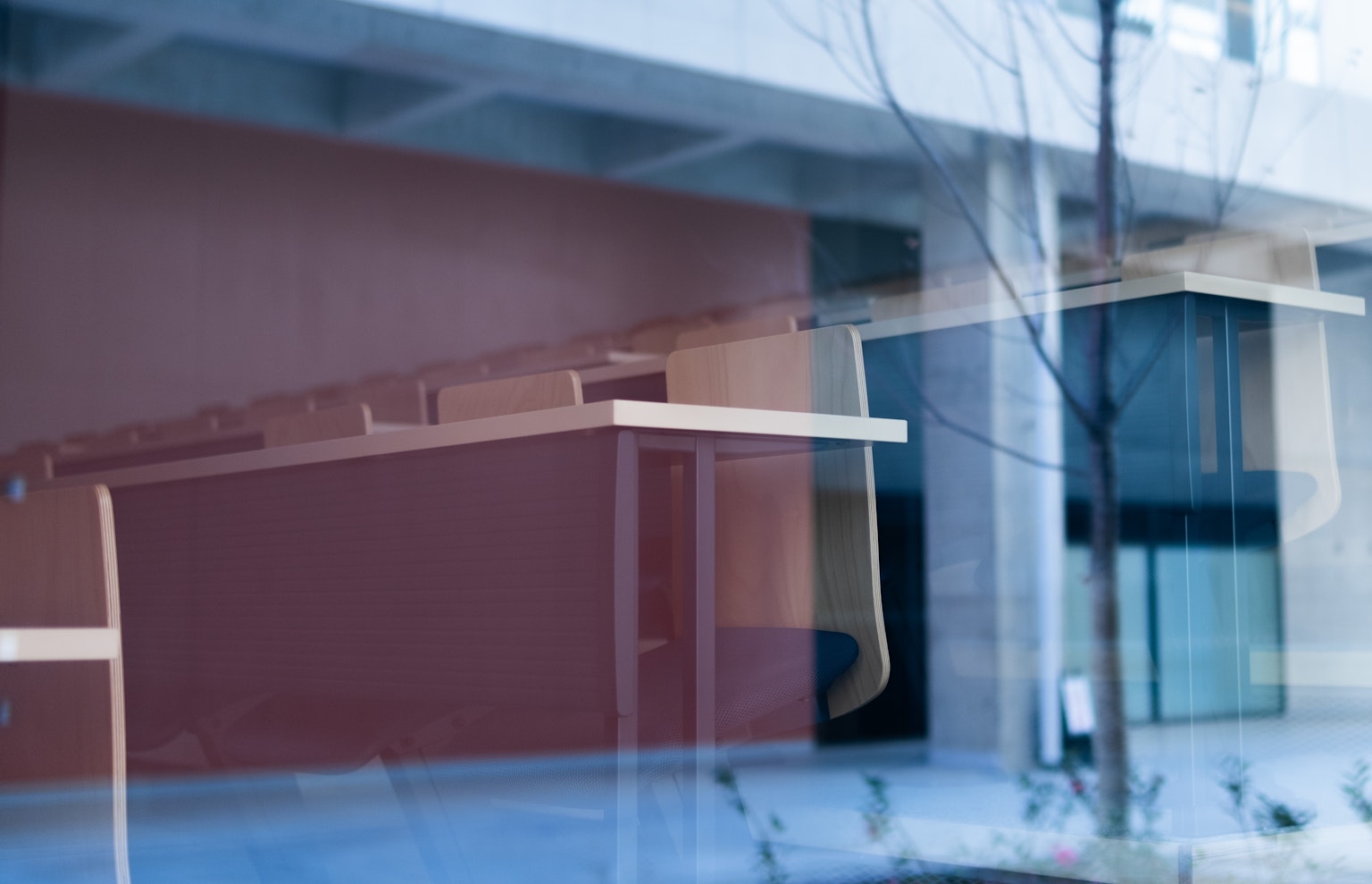 Façade d'un bâtiment moderne avec réflexion en verre