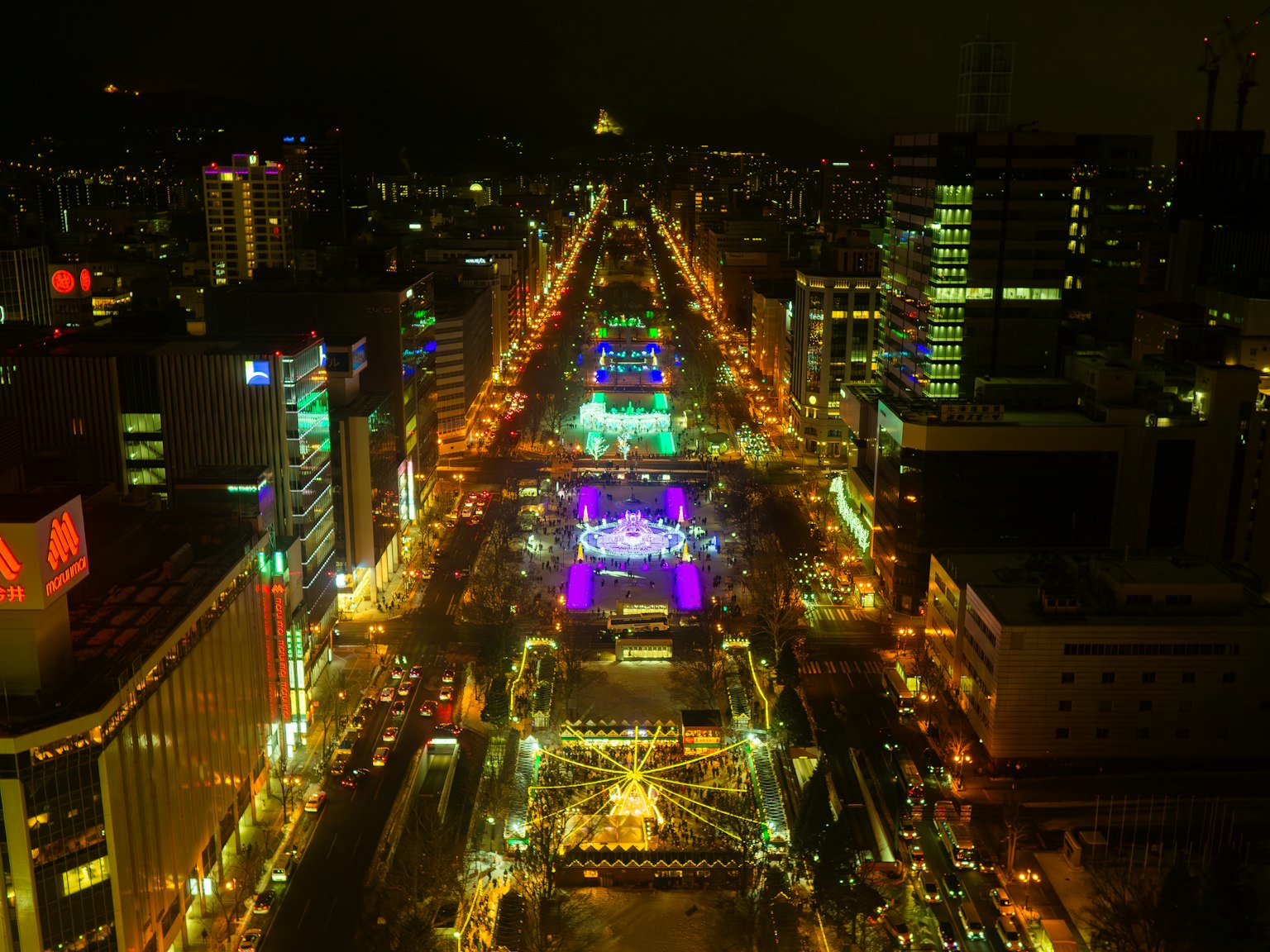 夜间城市景观，特色街灯和多彩照明