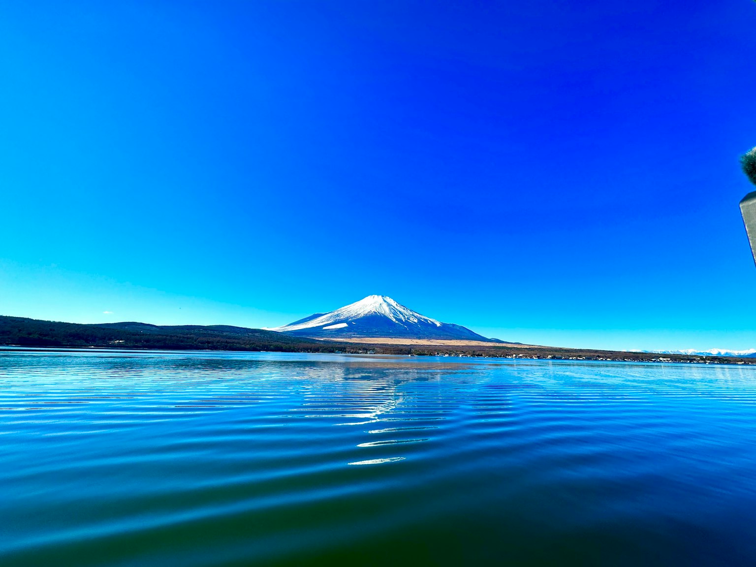 Malerei des Fuji mit klarem blauen Himmel und Reflexionen auf dem See