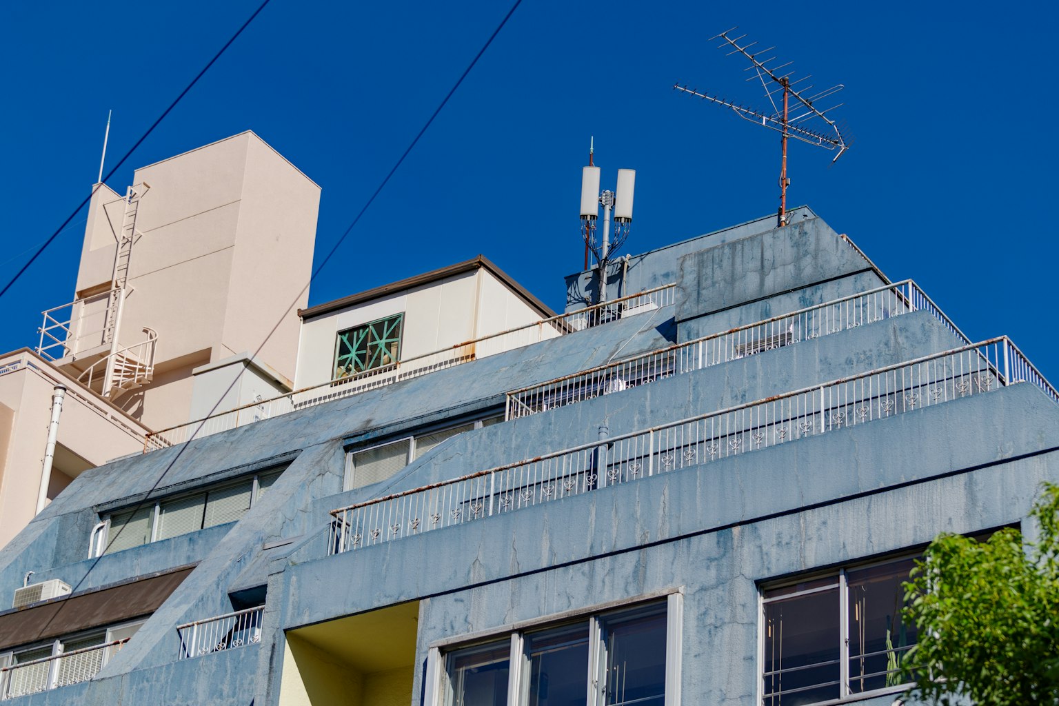 Edificio blu con antenne e apparecchiature di comunicazione sul tetto