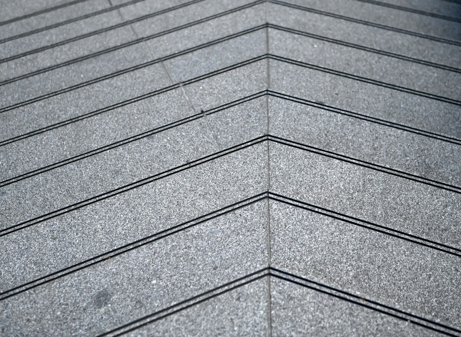 Image d'un sol carrelé gris avec des motifs diagonaux