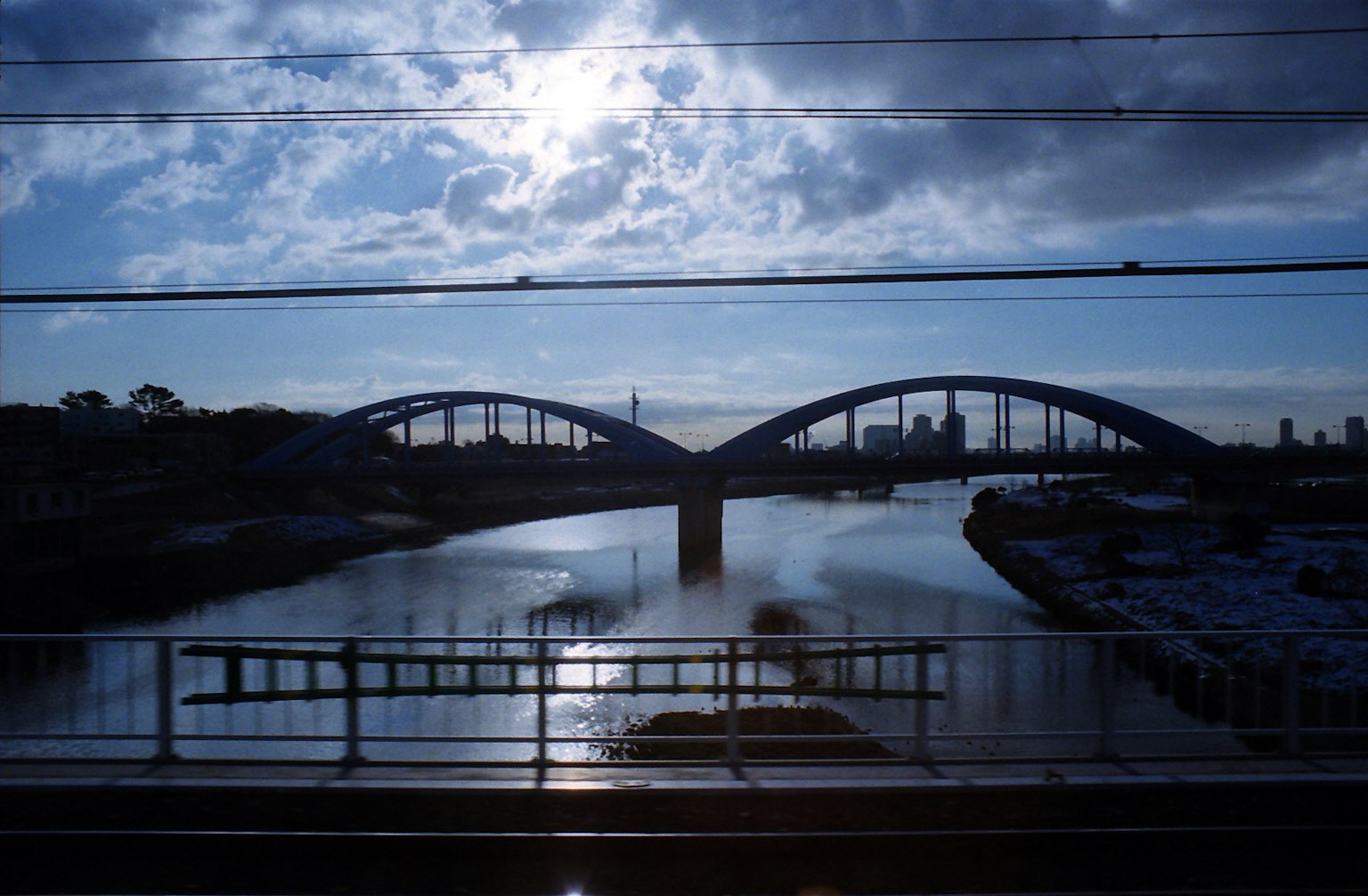 Beau pont en arc au-dessus d'une rivière calme sous un ciel bleu avec des nuages