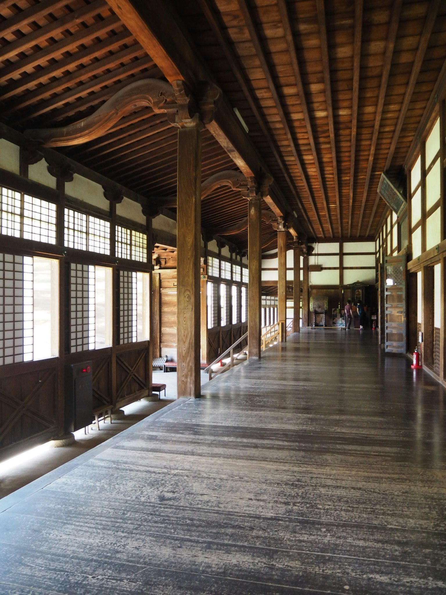 Traditioneller japanischer Flur mit schönen Holzträgern und glattem Boden