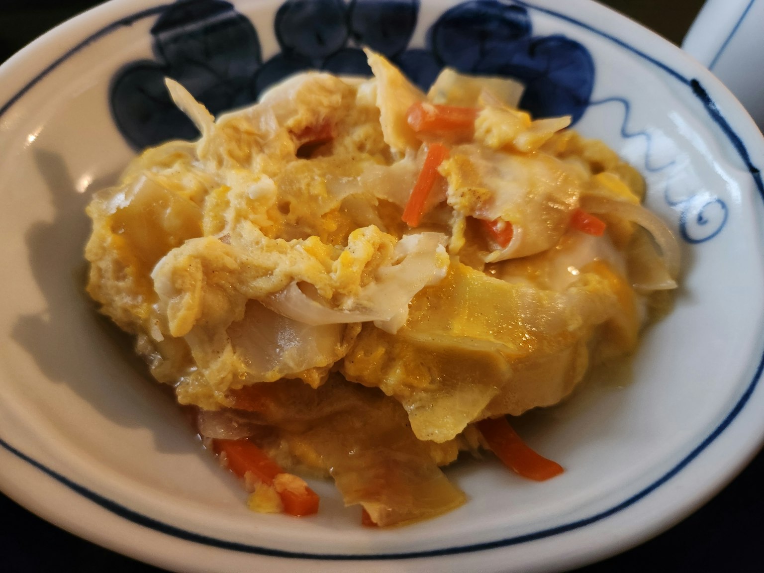 日本风格的菜肴，包含鸡蛋和蔬菜，盛在白色碗中