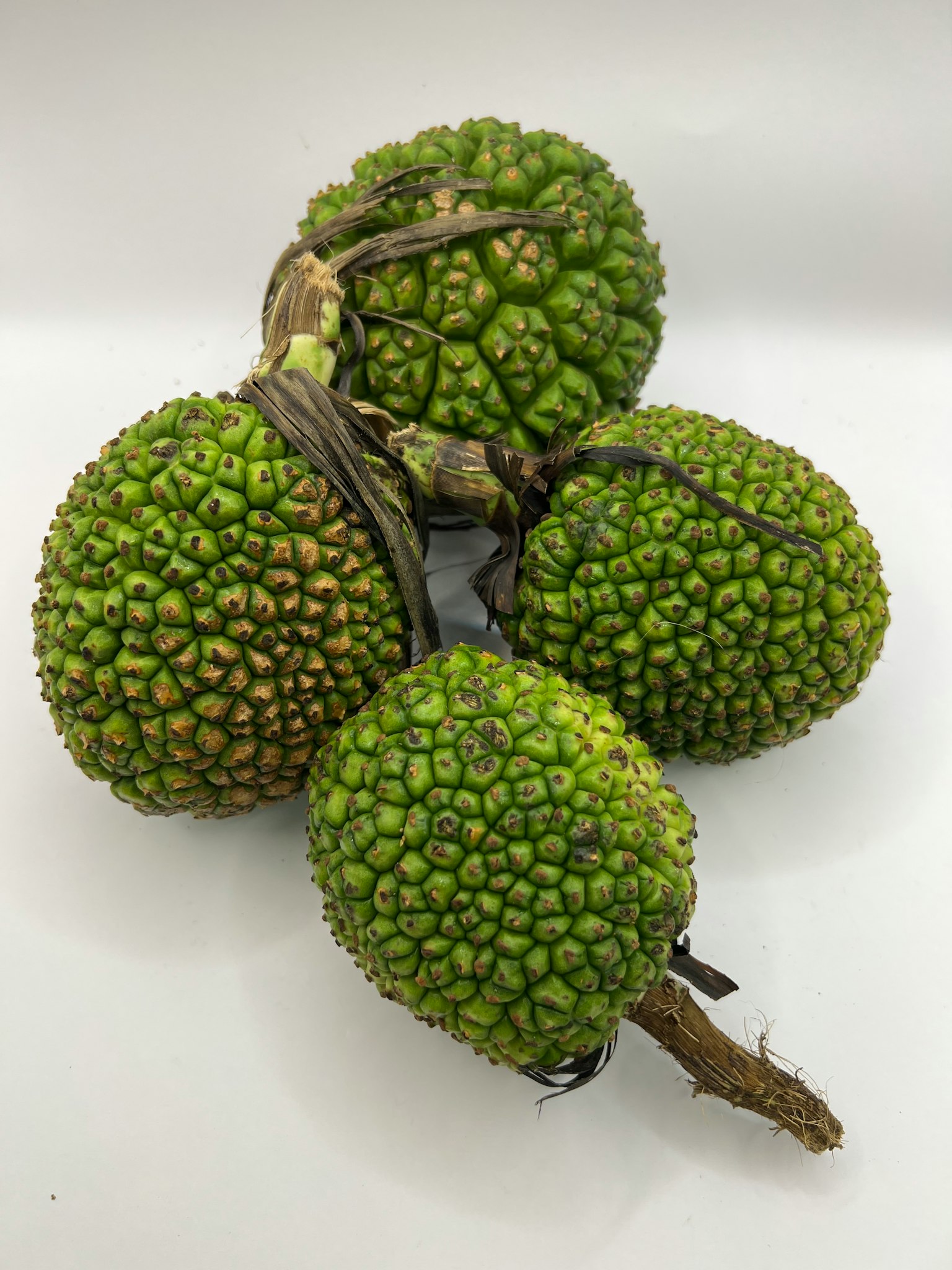 Quattro frutti verdi raggruppati con una superficie texture