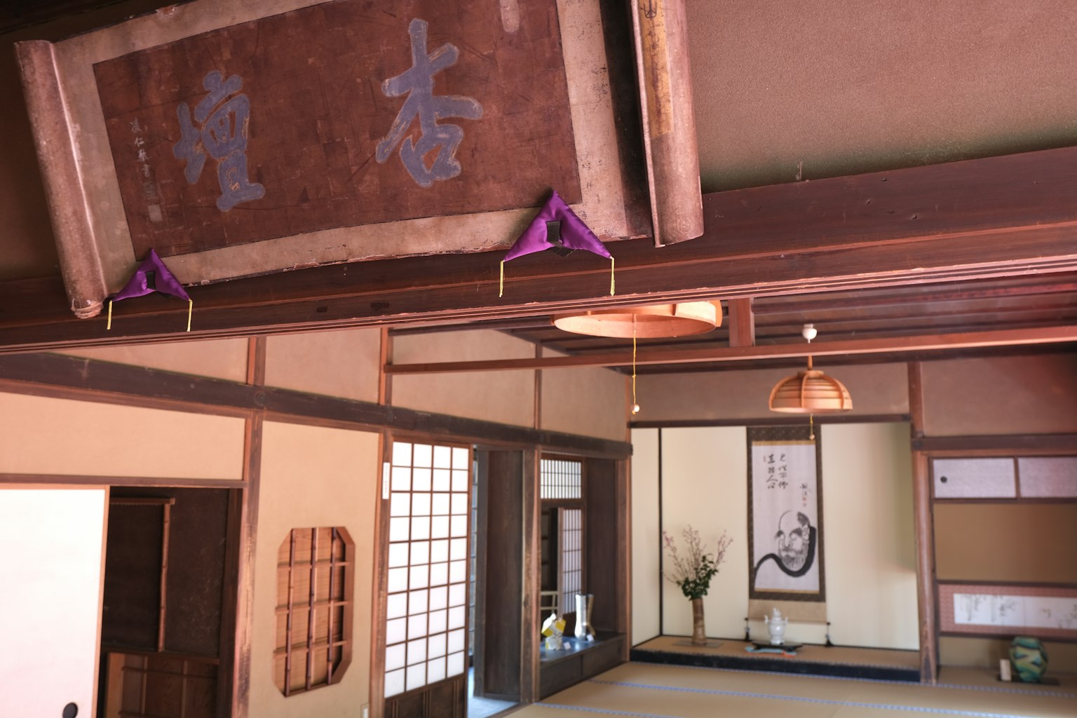 传统日本室内，特色木梁和装饰元素