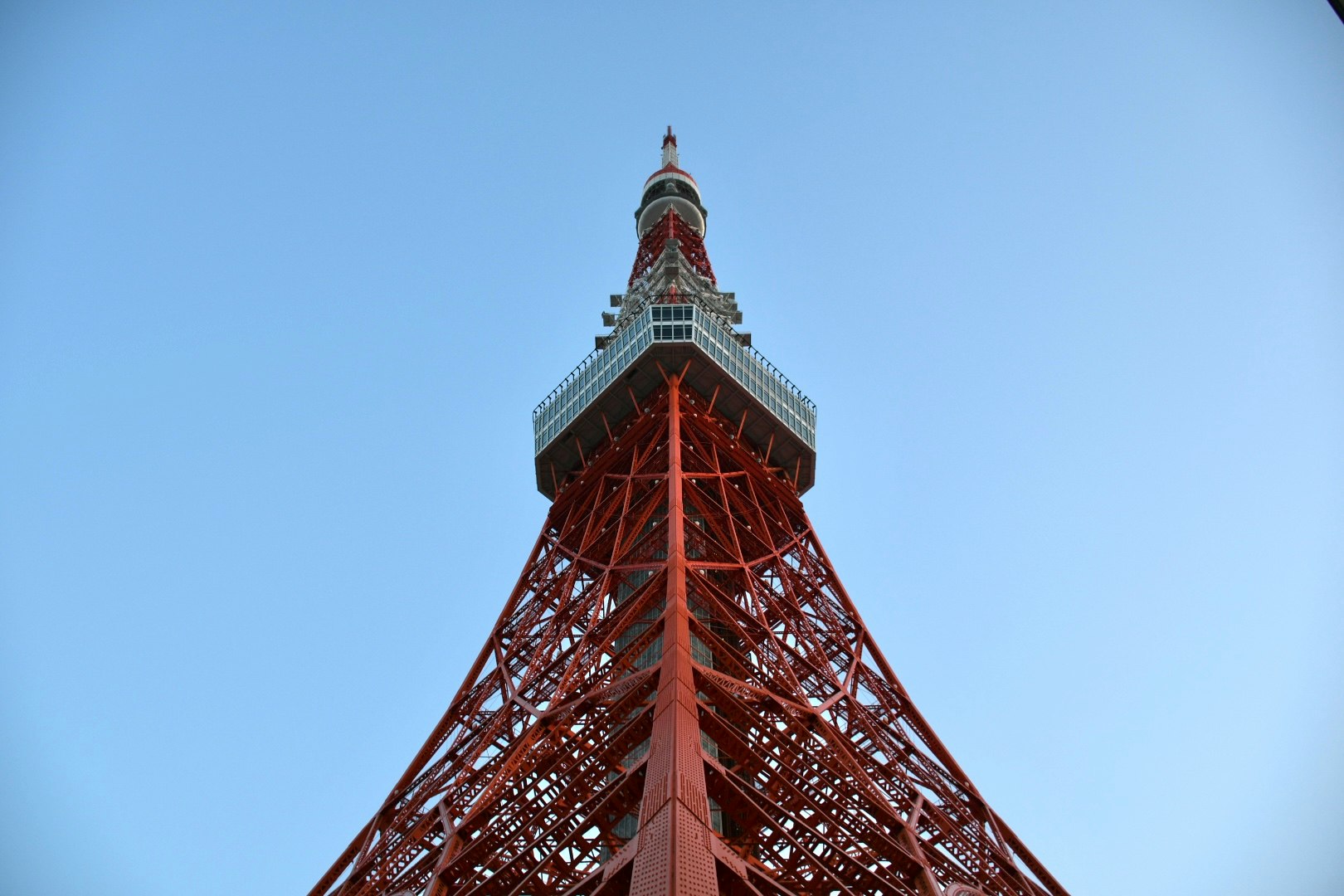 藍天襯托下由下往上看東京塔觀景台的視角