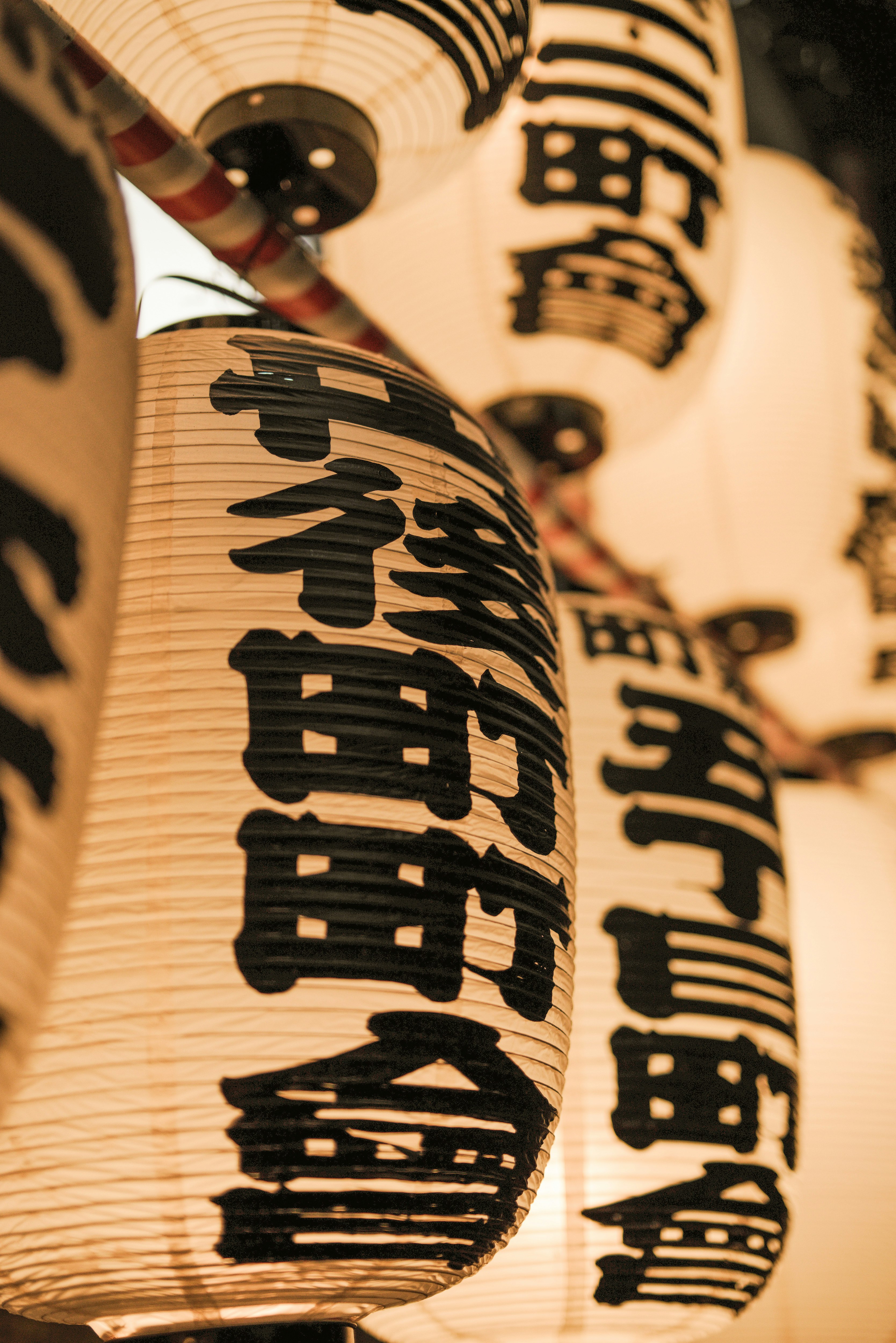 旧名が書かれたちょうちんが並ぶ路地の軒先