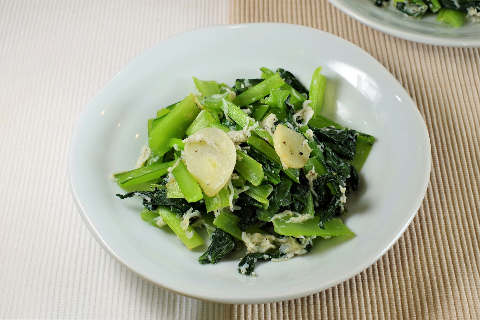 Insalata di verdure verdi servita in una ciotola bianca