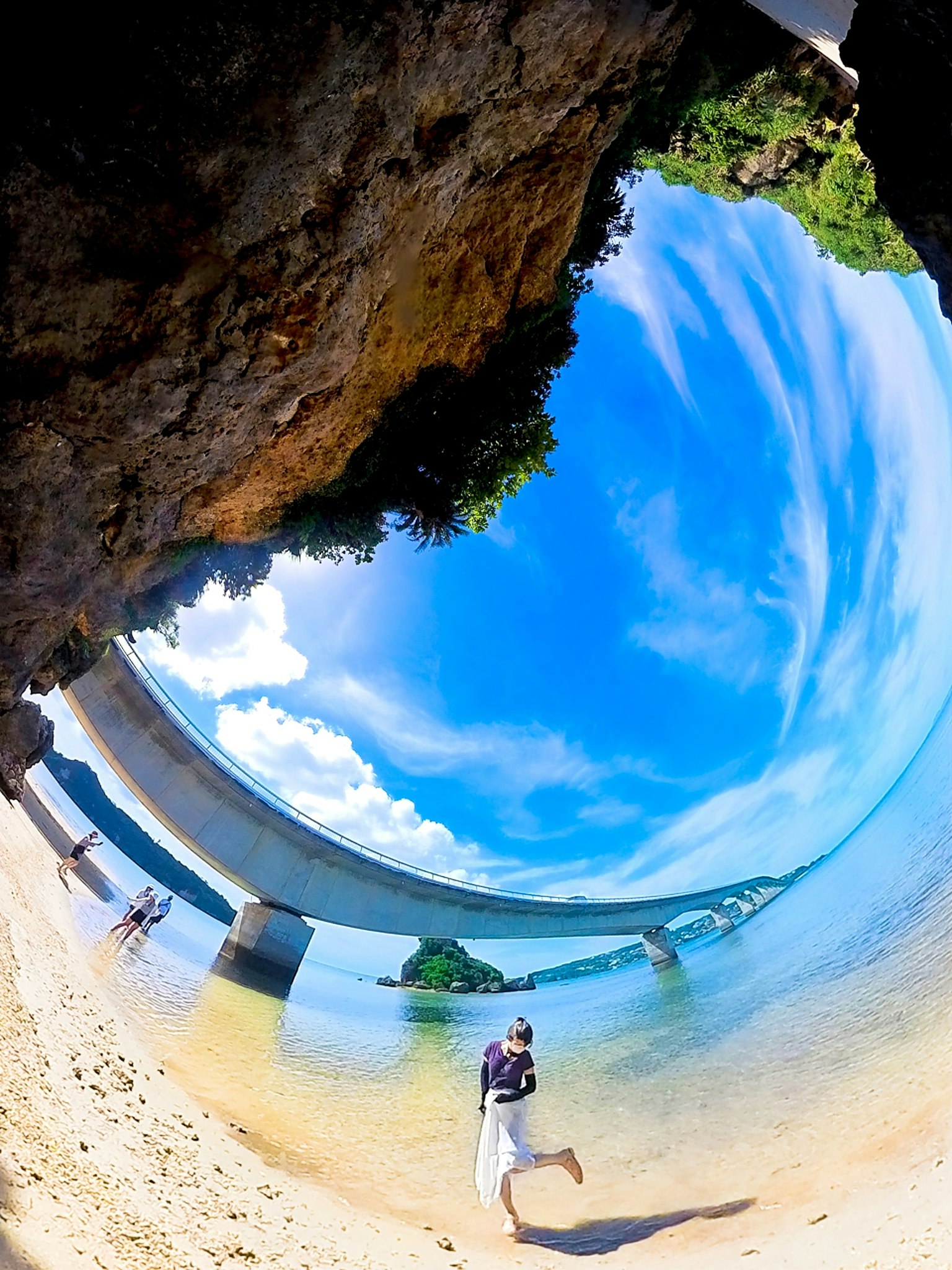 美麗的海灘景觀，曲線橋和清澈的藍天
