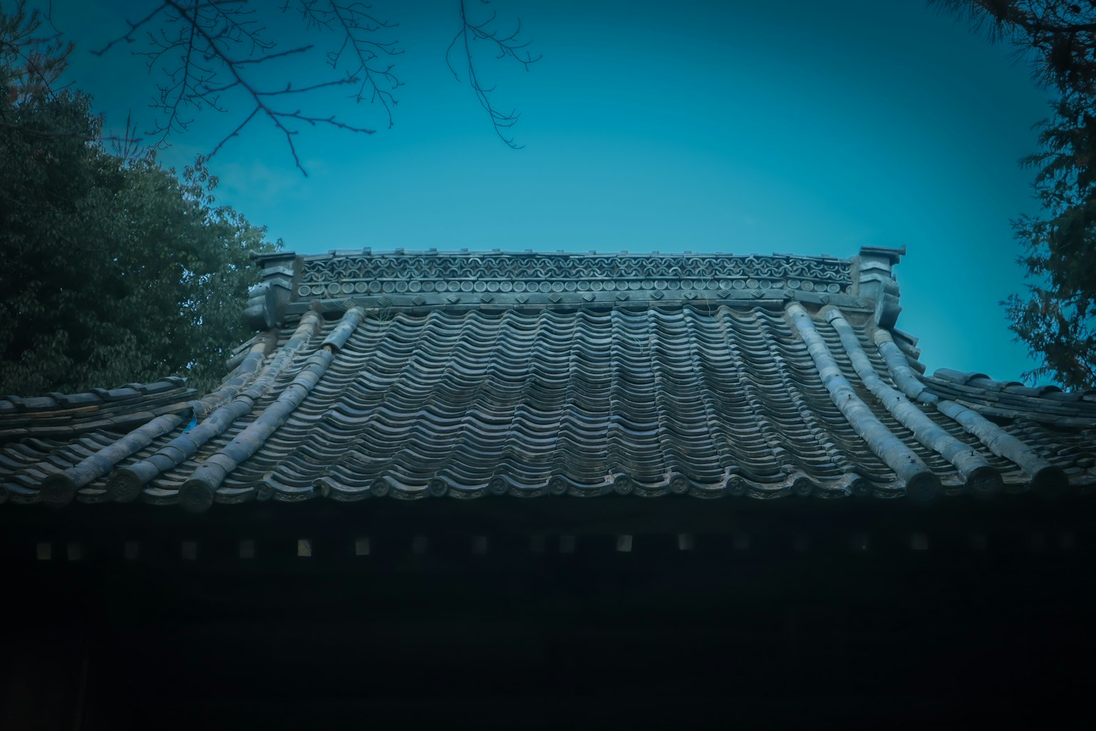 蓝天之下古老瓦屋顶的细节