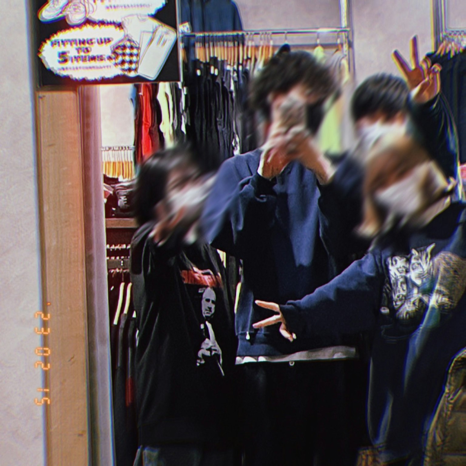 年轻人在时尚店的镜子前摆姿势
