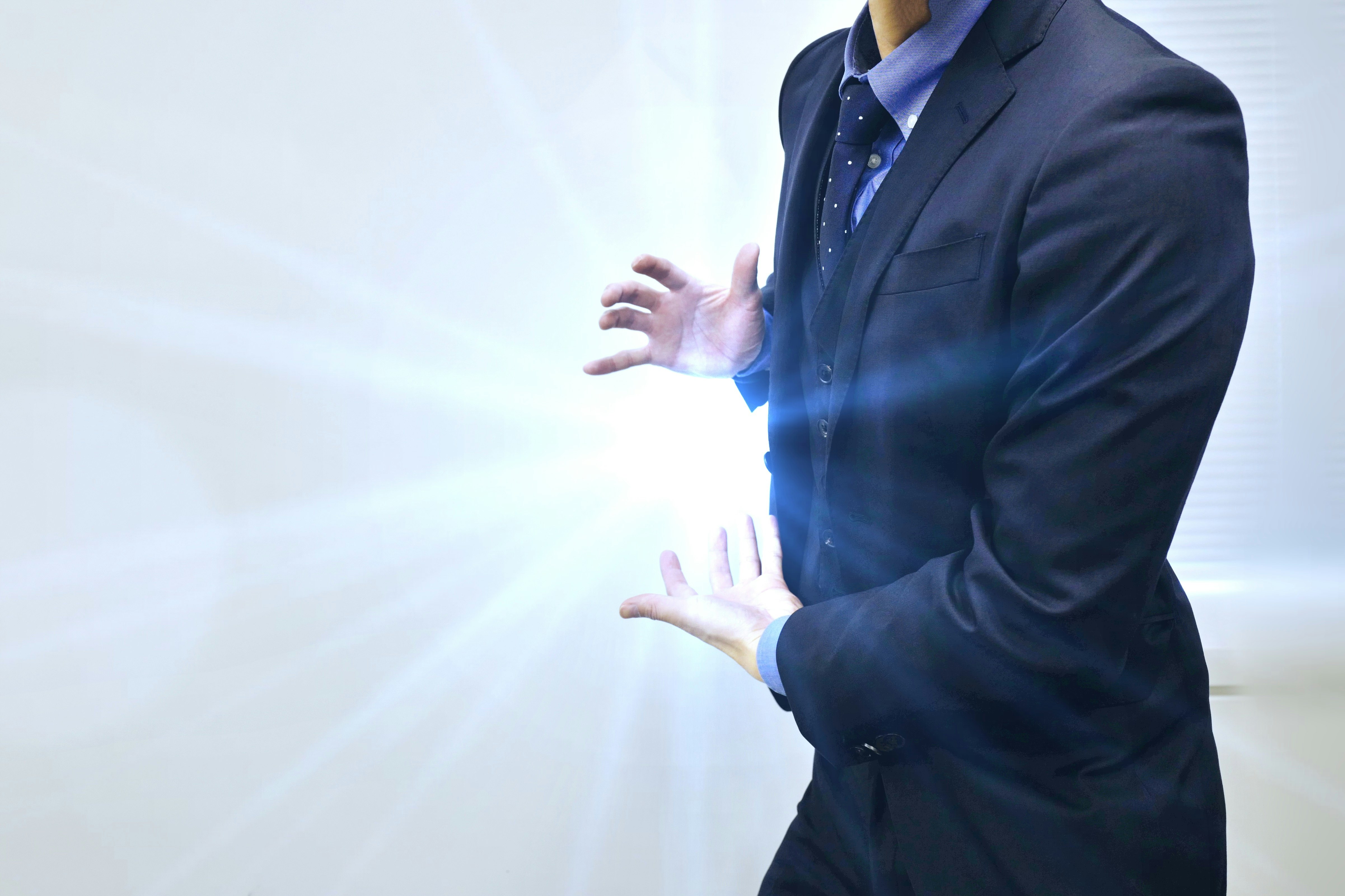 穿西裝的商務人士張開雙手做手勢