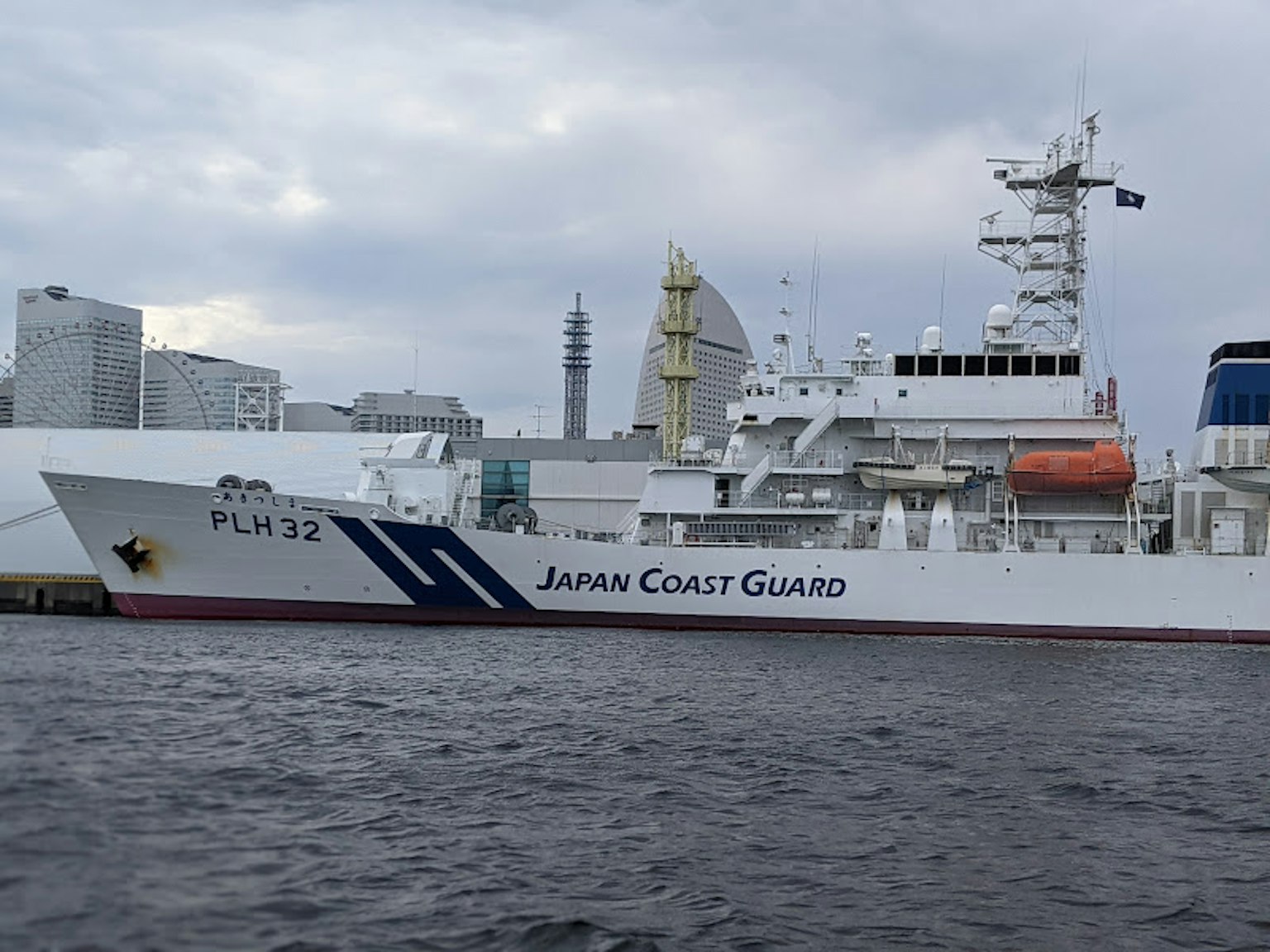 日本海岸警衛隊船隻PLM 72停靠在港口
