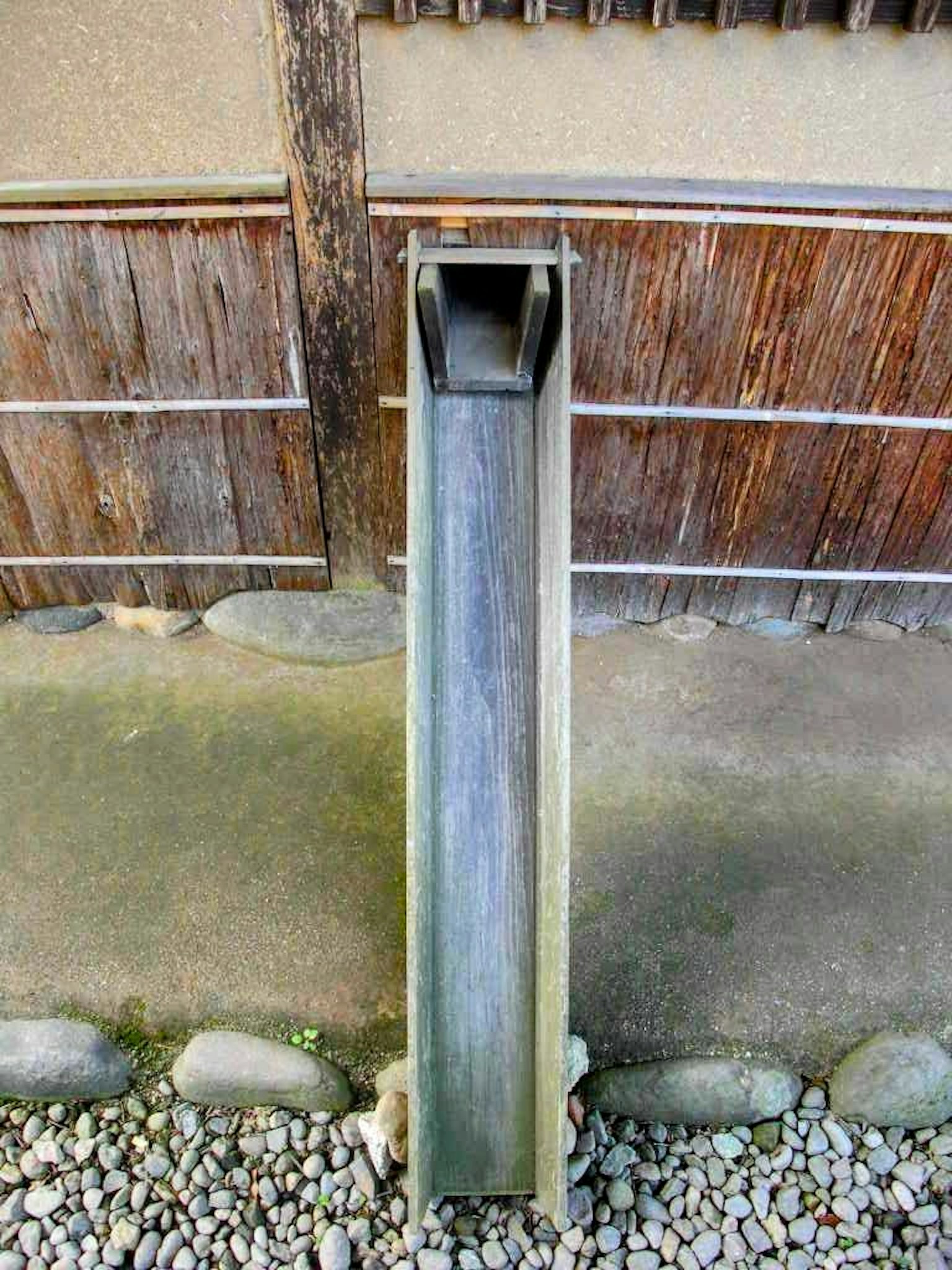 传统日本木结构前的水槽俯视图