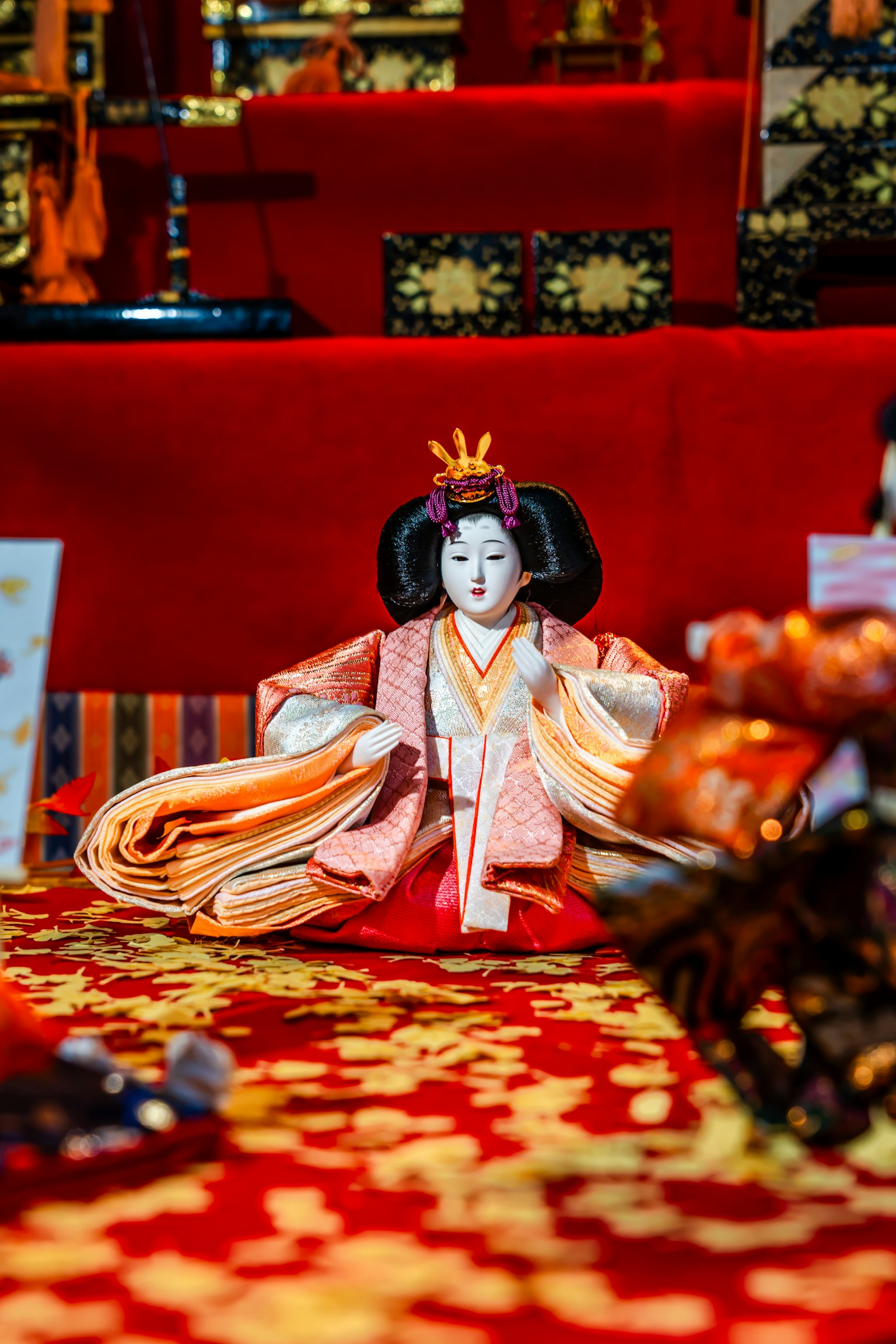 優雅地擺放在鮮豔紅色背景上的日本雛人形