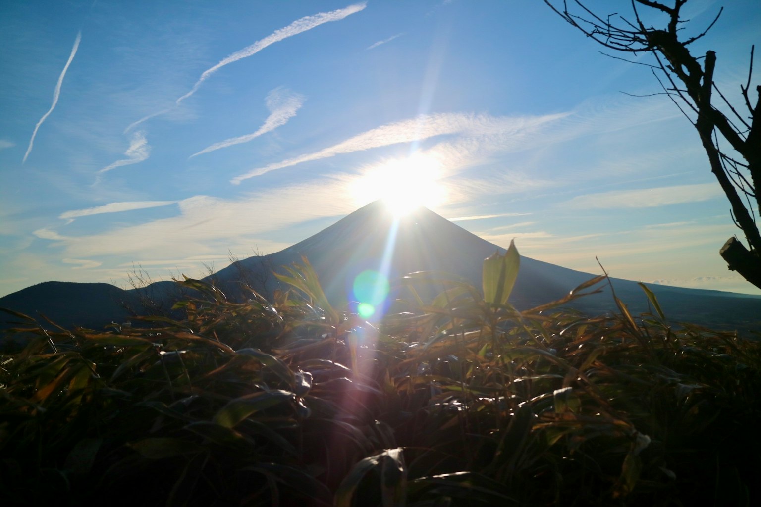 Bellissimo paesaggio di una montagna con il sole che brilla sullo sfondo cielo blu e nuvole paesaggio naturale