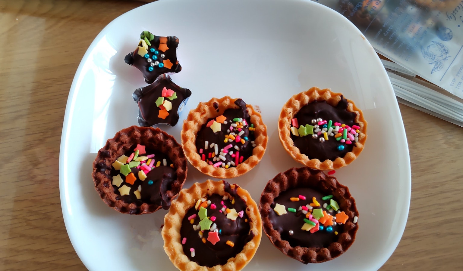 Verschiedene Schokoladentassen-Desserts mit bunten Streuseln